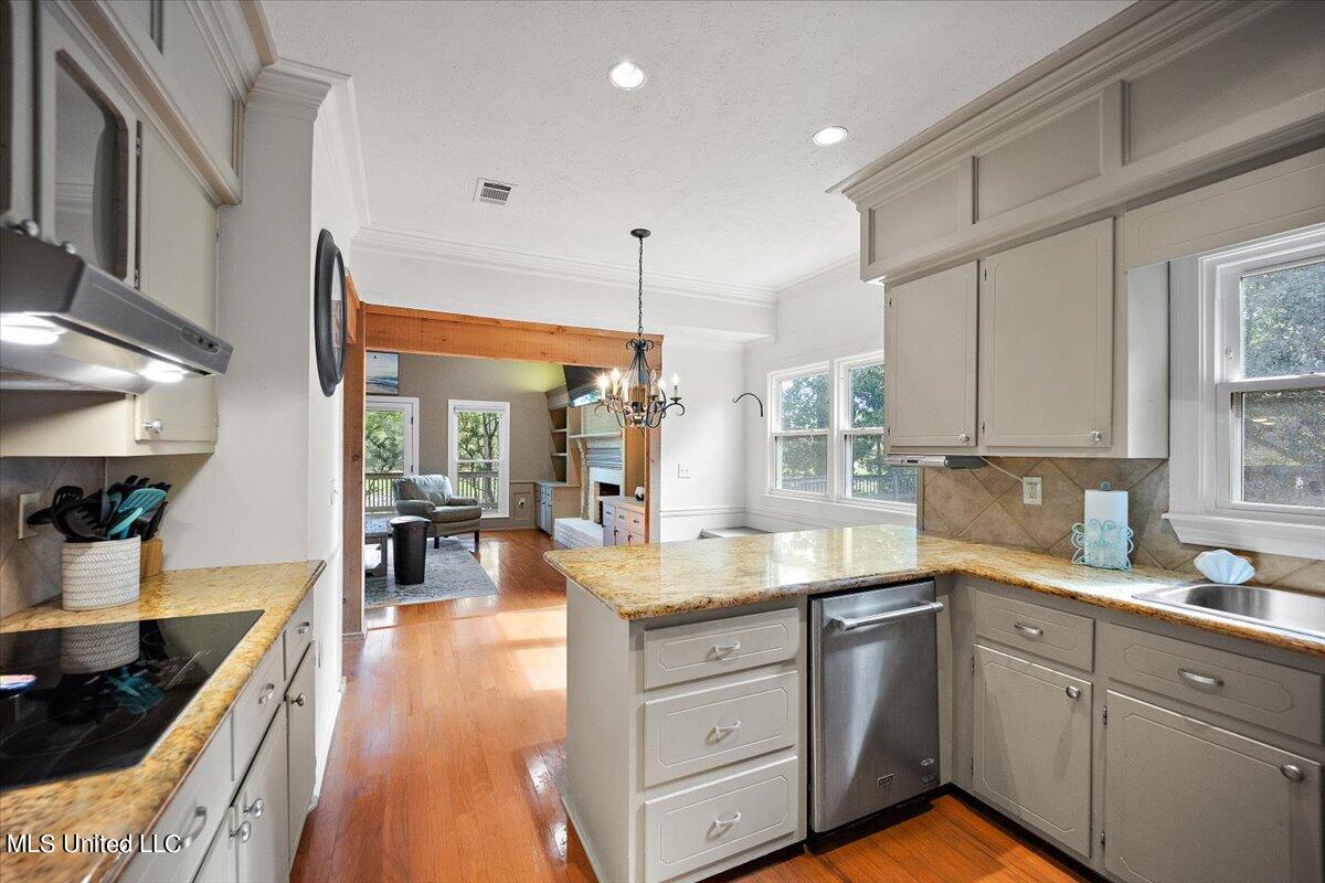 512 Dixton Drive Property Photo 1