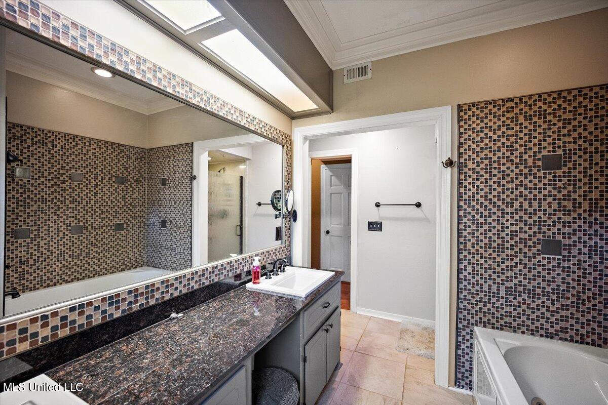 512 Dixton Drive Property Photo 5