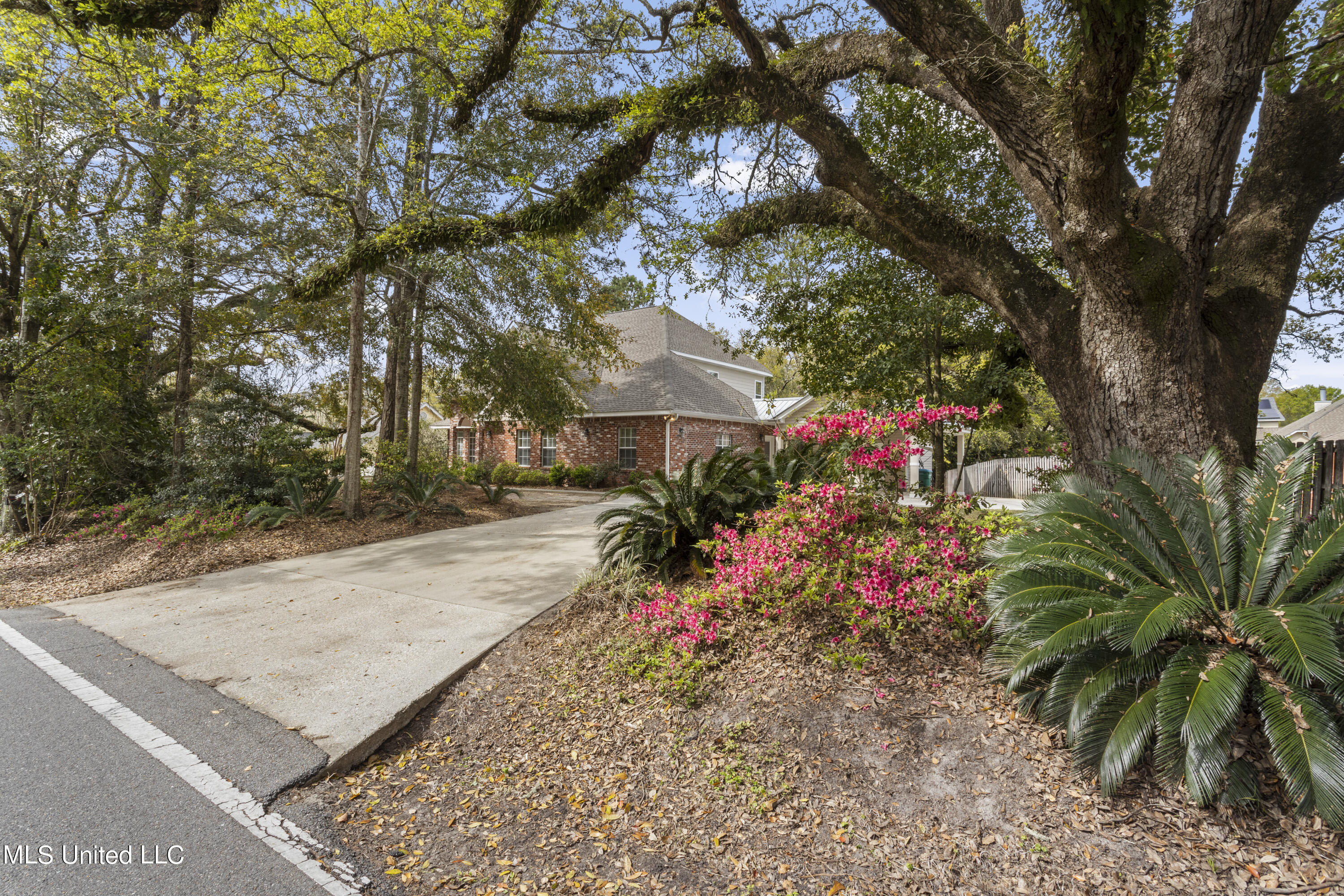 259 Holcomb Boulevard Property Photo 2