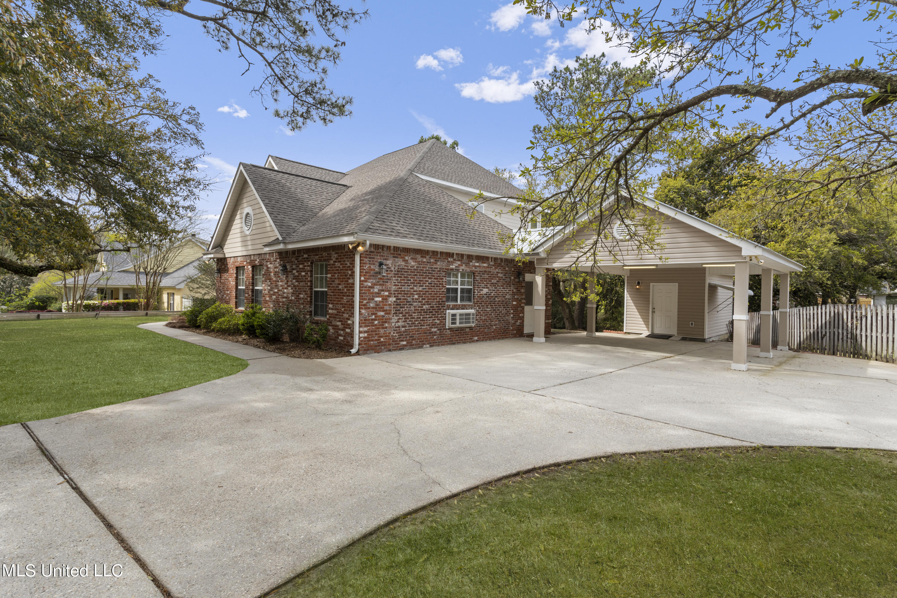 259 Holcomb Boulevard Property Photo 3