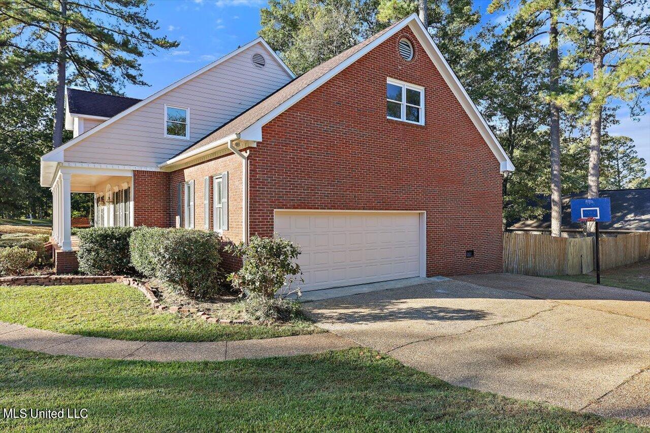 300 Monterey Drive Property Photo 4