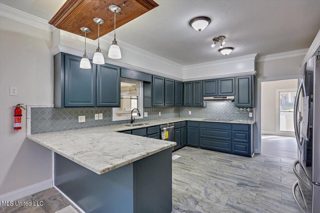 300 Monterey Drive Property Photo 12