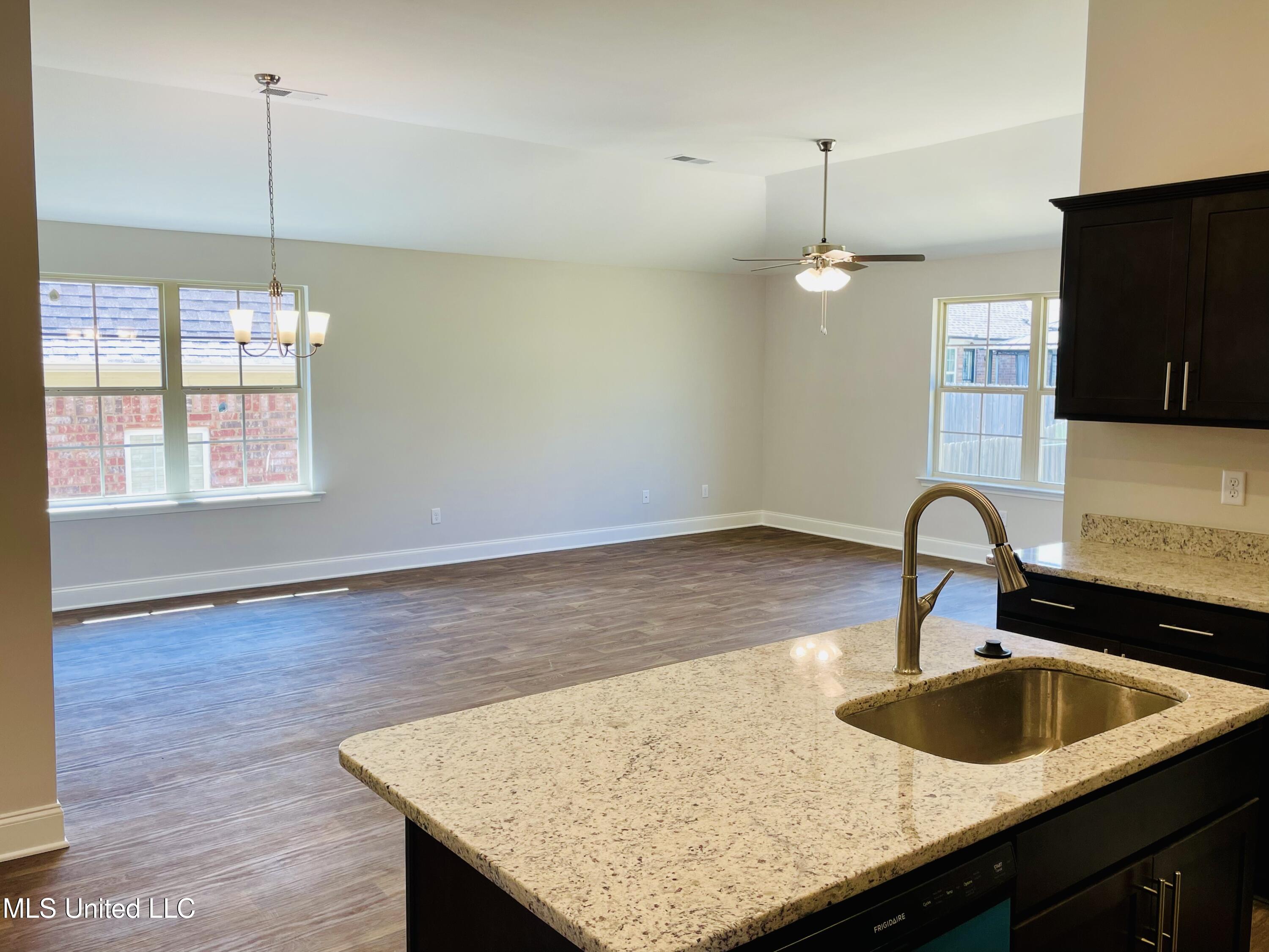 1562 Cambria Drive Property Photo 3