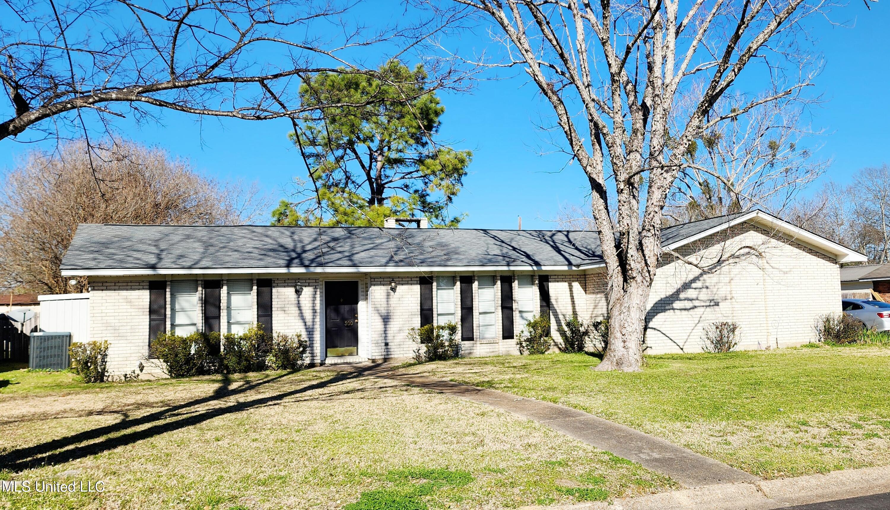 300 Lindberg Avenue Property Photo 1