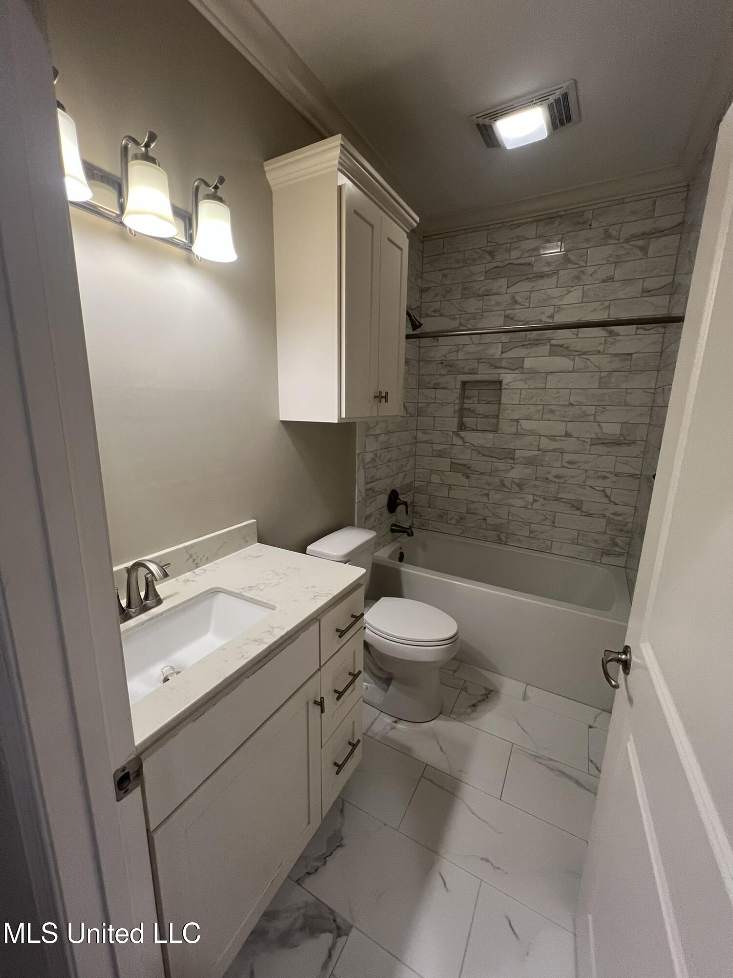 30 Ashburn Woods Avenue Property Photo 6