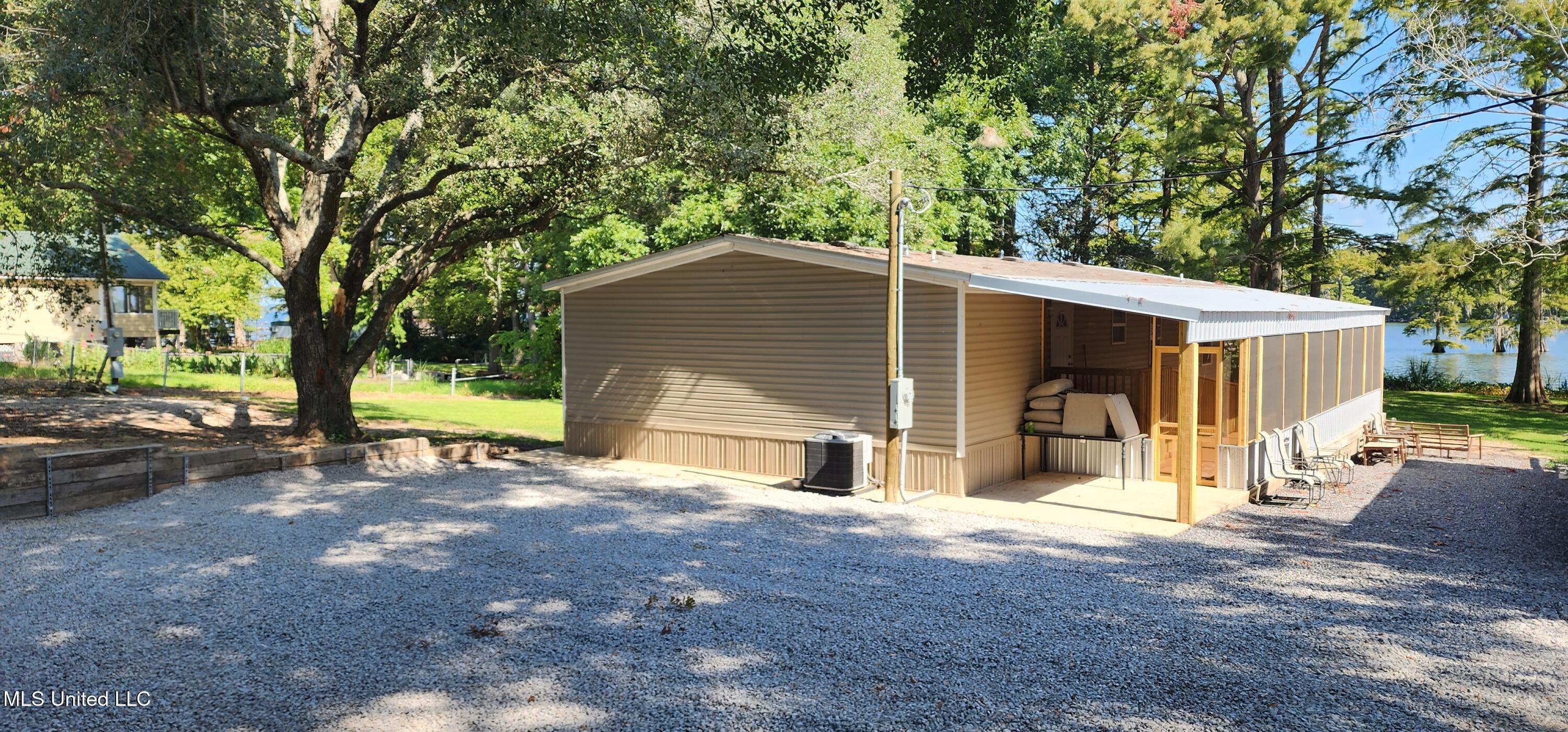 1648 Highway 569 Property Photo 2