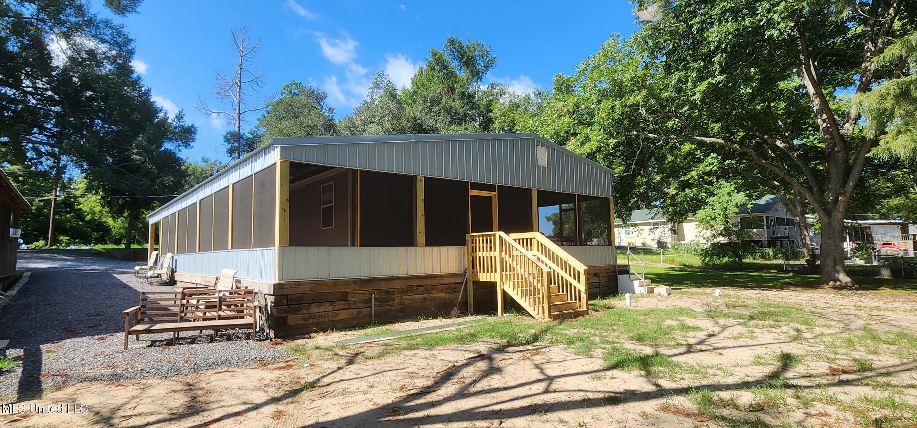 1648 Highway 569 Property Photo 3