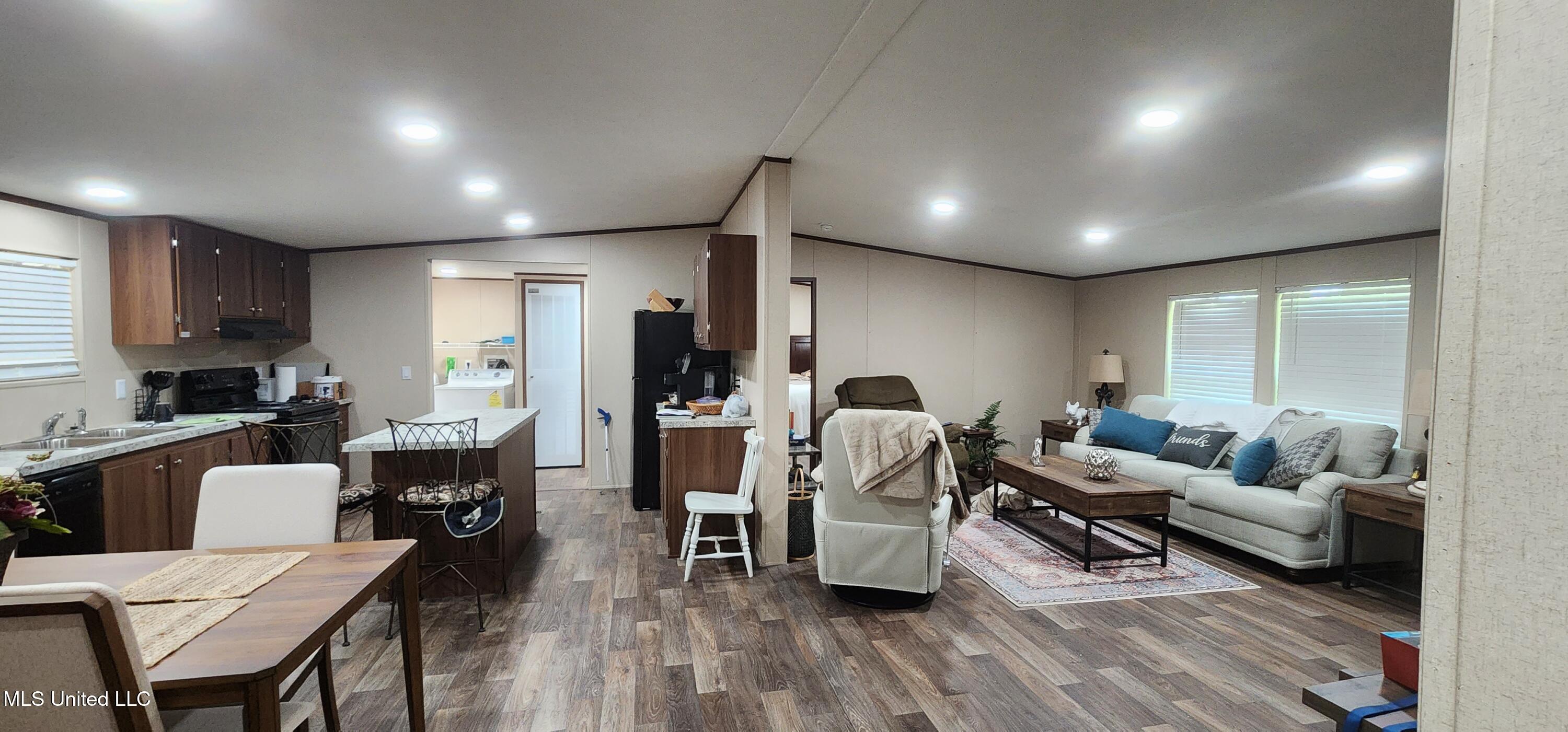 1648 Highway 569 Property Photo 8