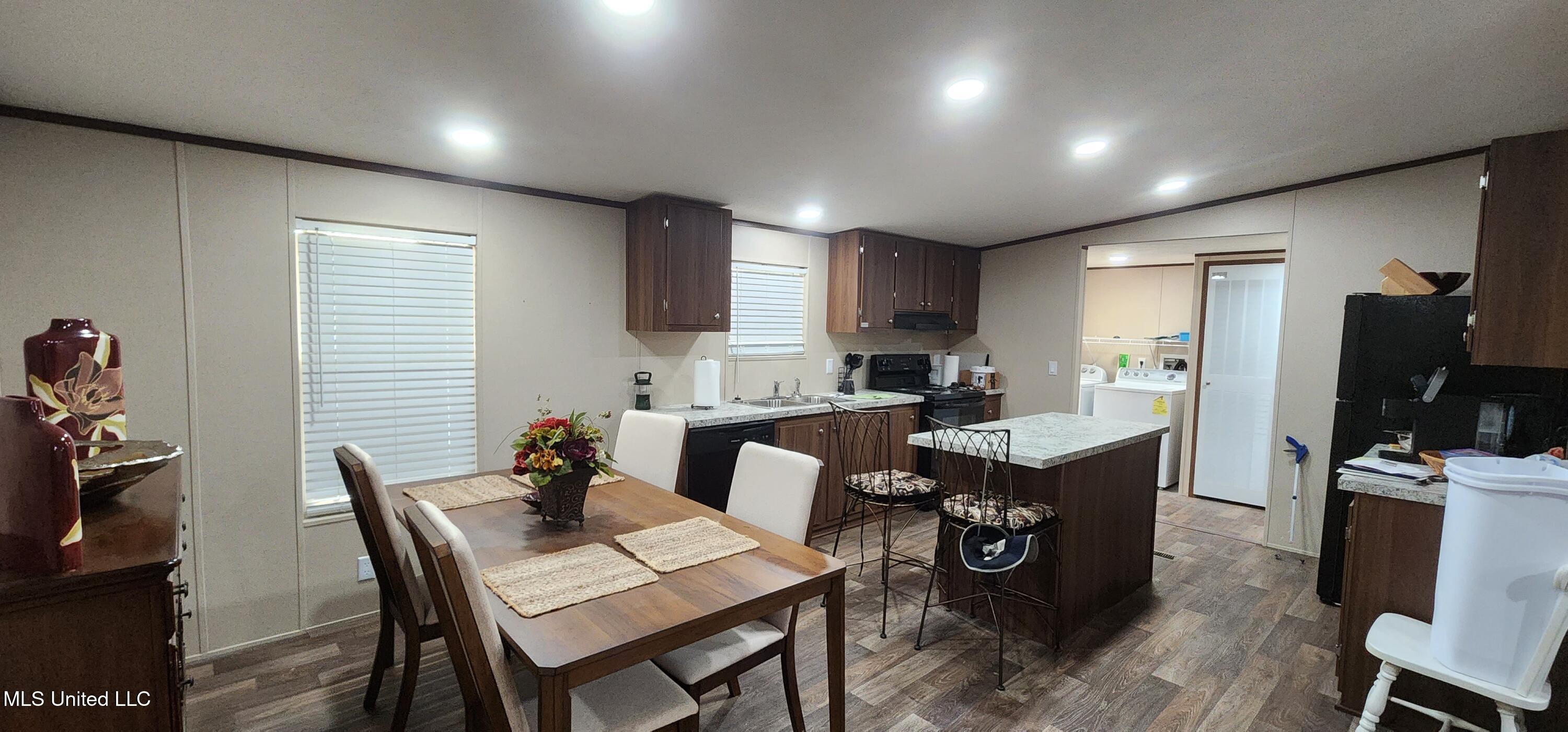 1648 Highway 569 Property Photo 9