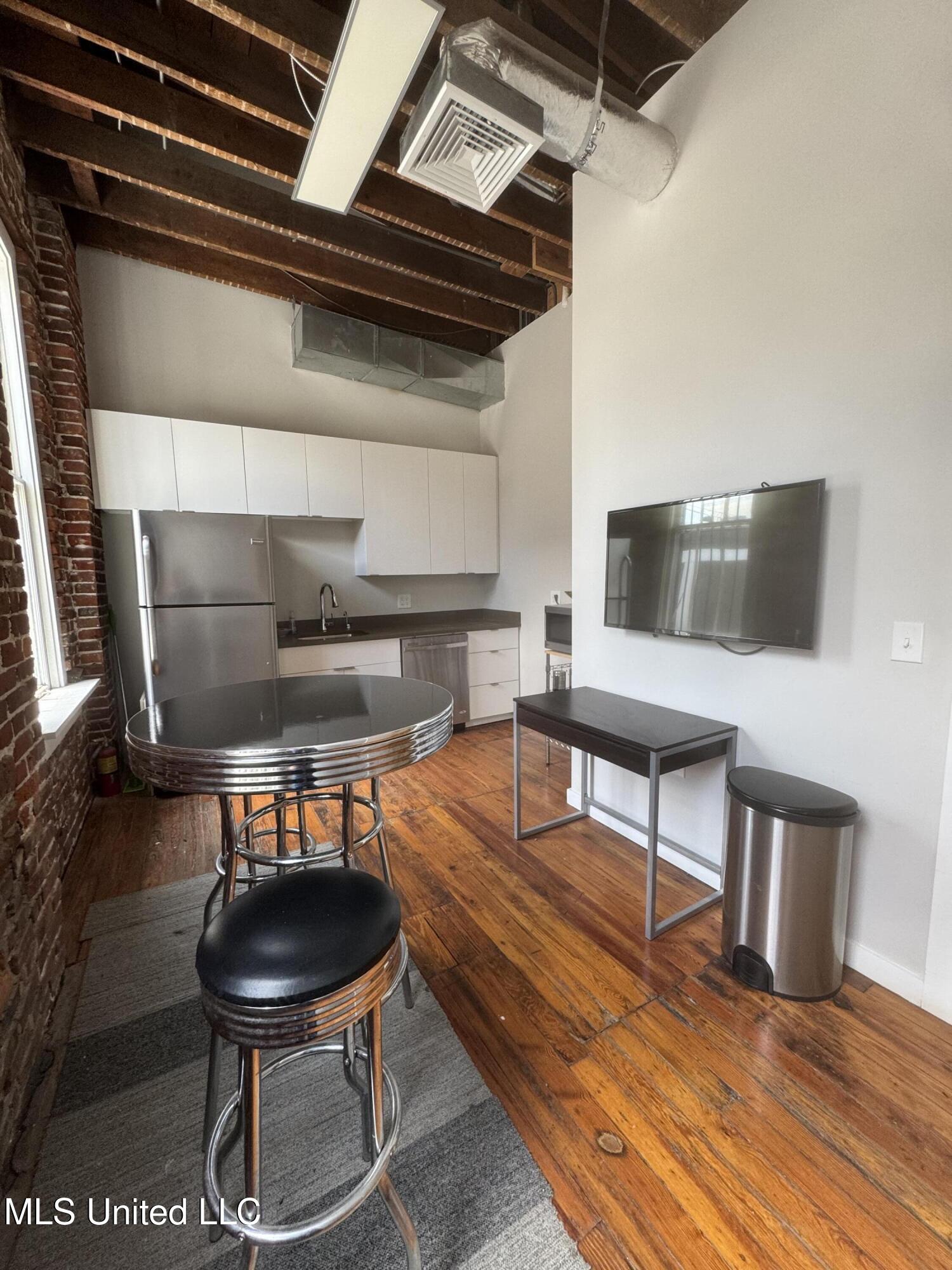 109 N State Street Property Photo 28