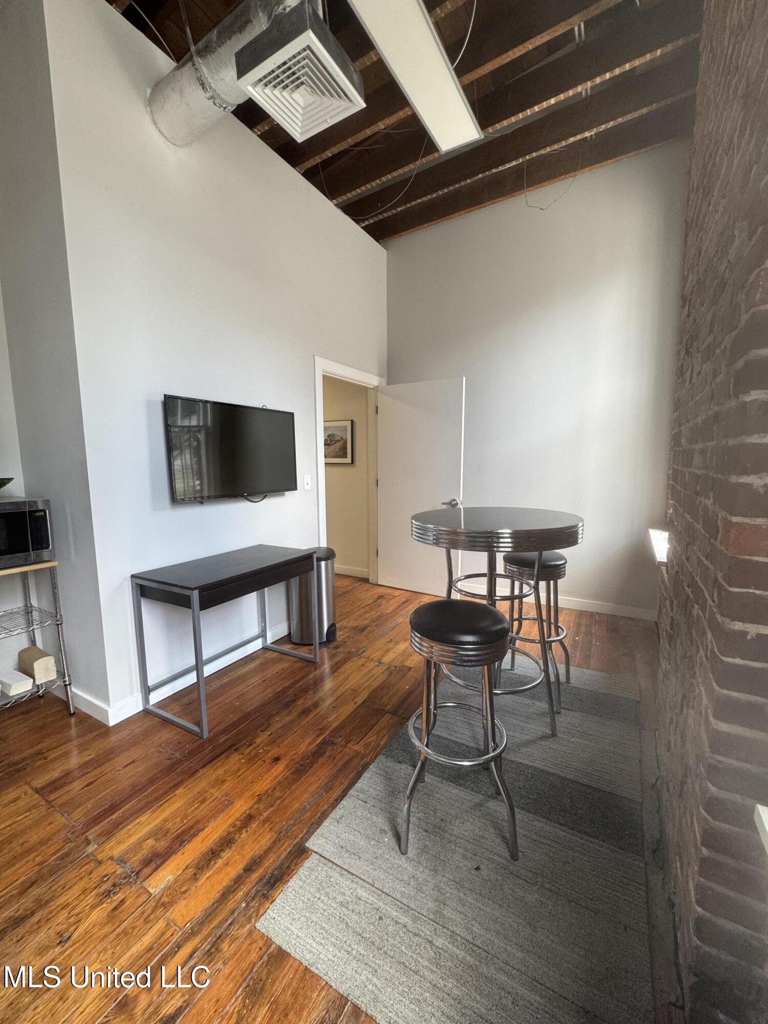 109 N State Street Property Photo 31