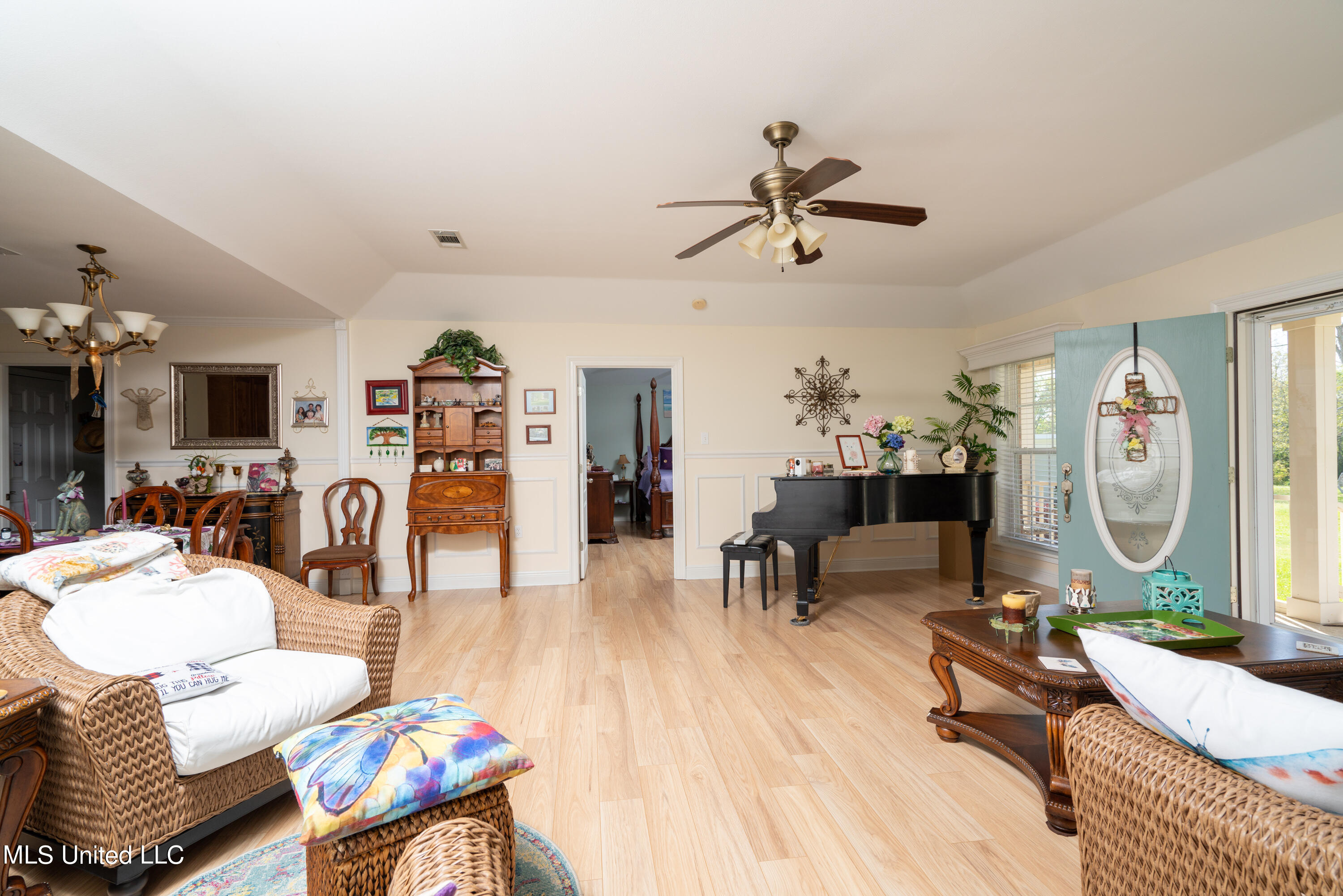 25401 Notre Dame Avenue Property Photo 8