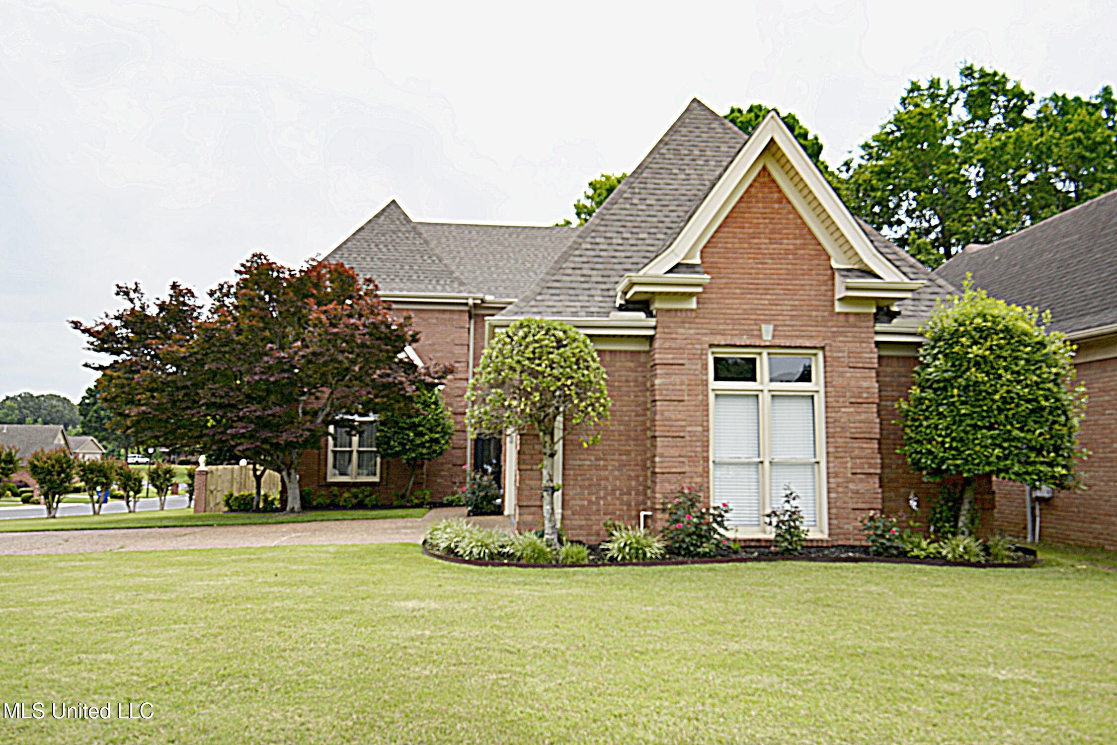 5305 Tournament Drive Property Photo 1