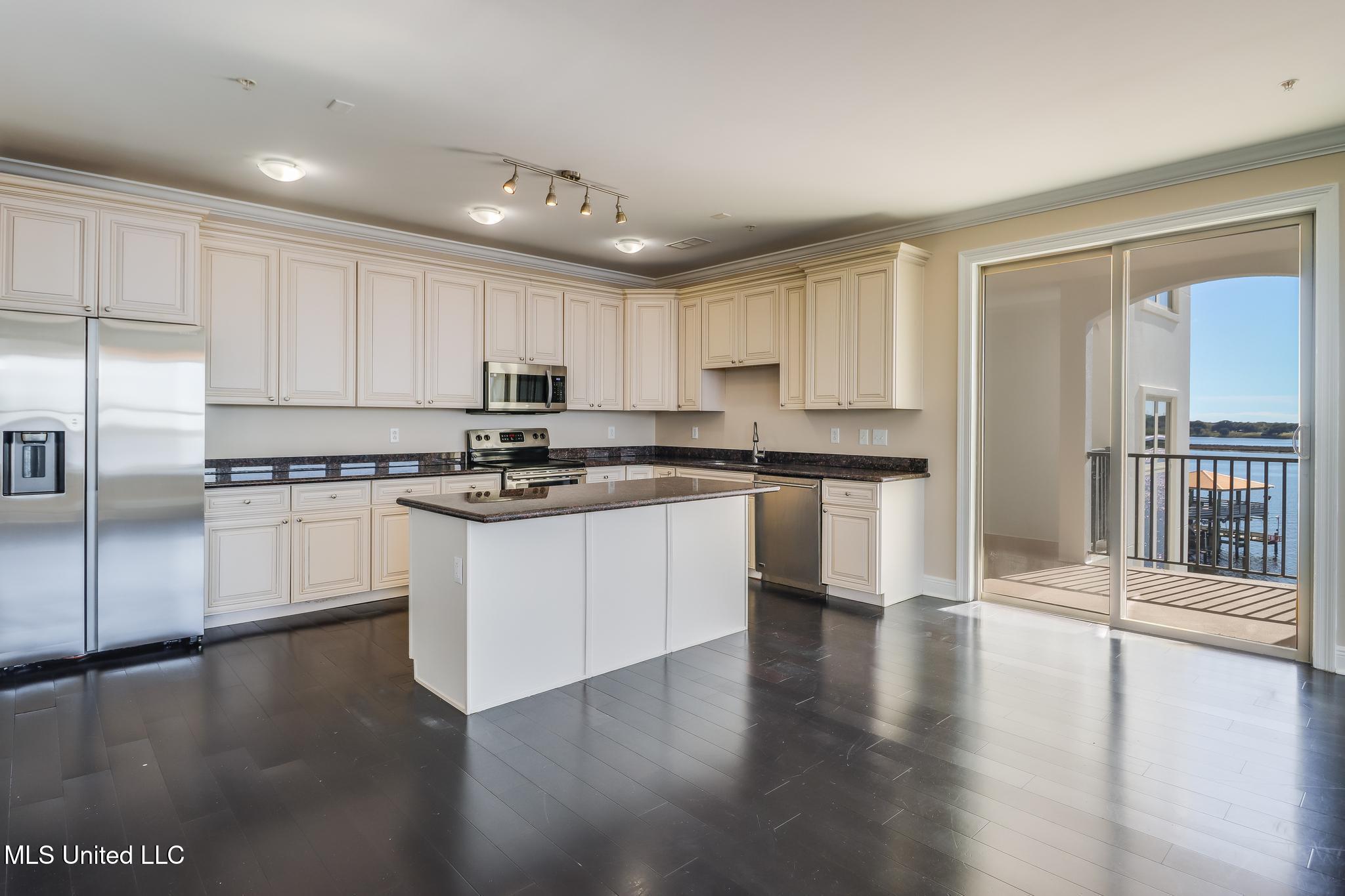 630 Bay Cove Drive Property Photo 10