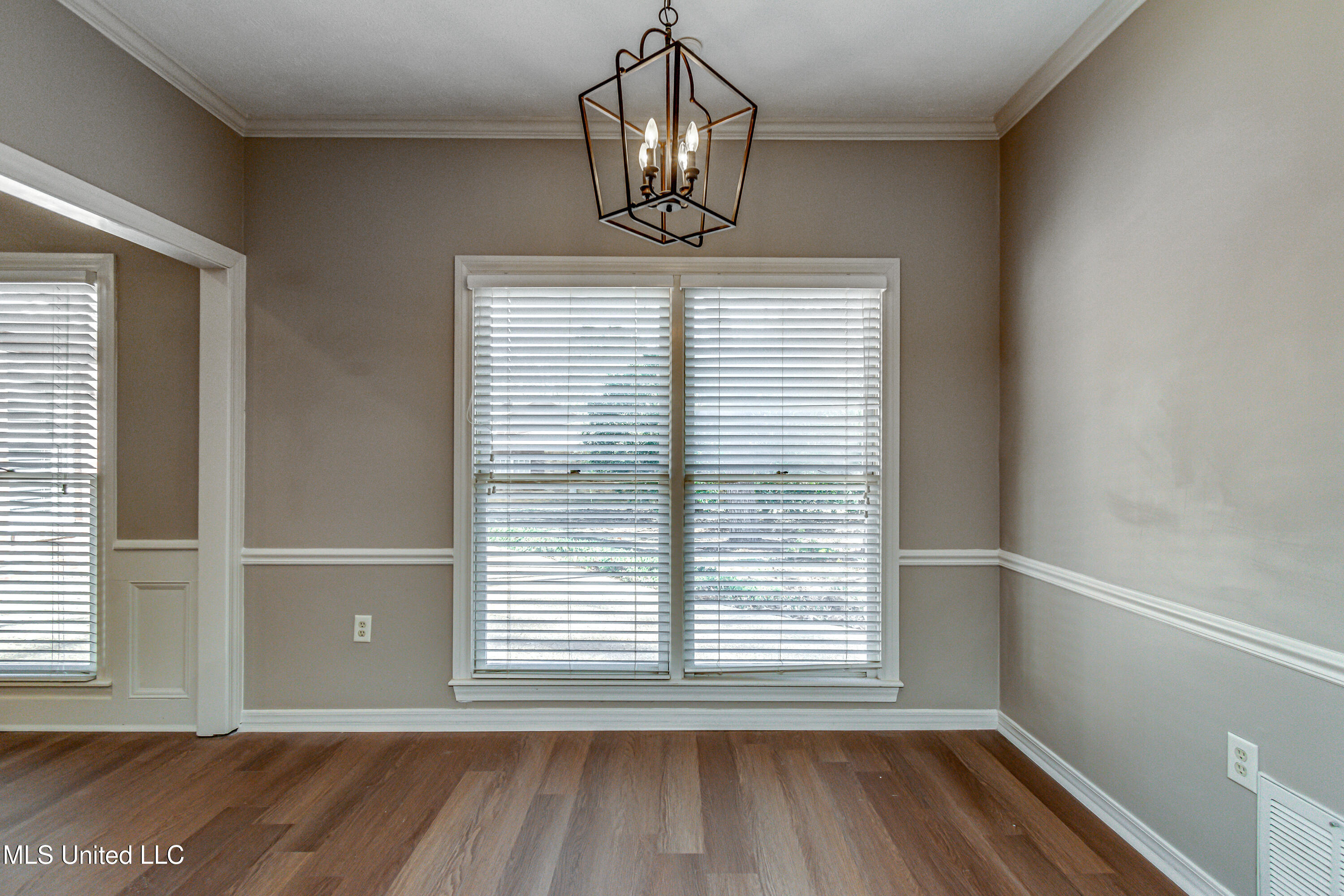 560 Dixton Drive Property Photo 13