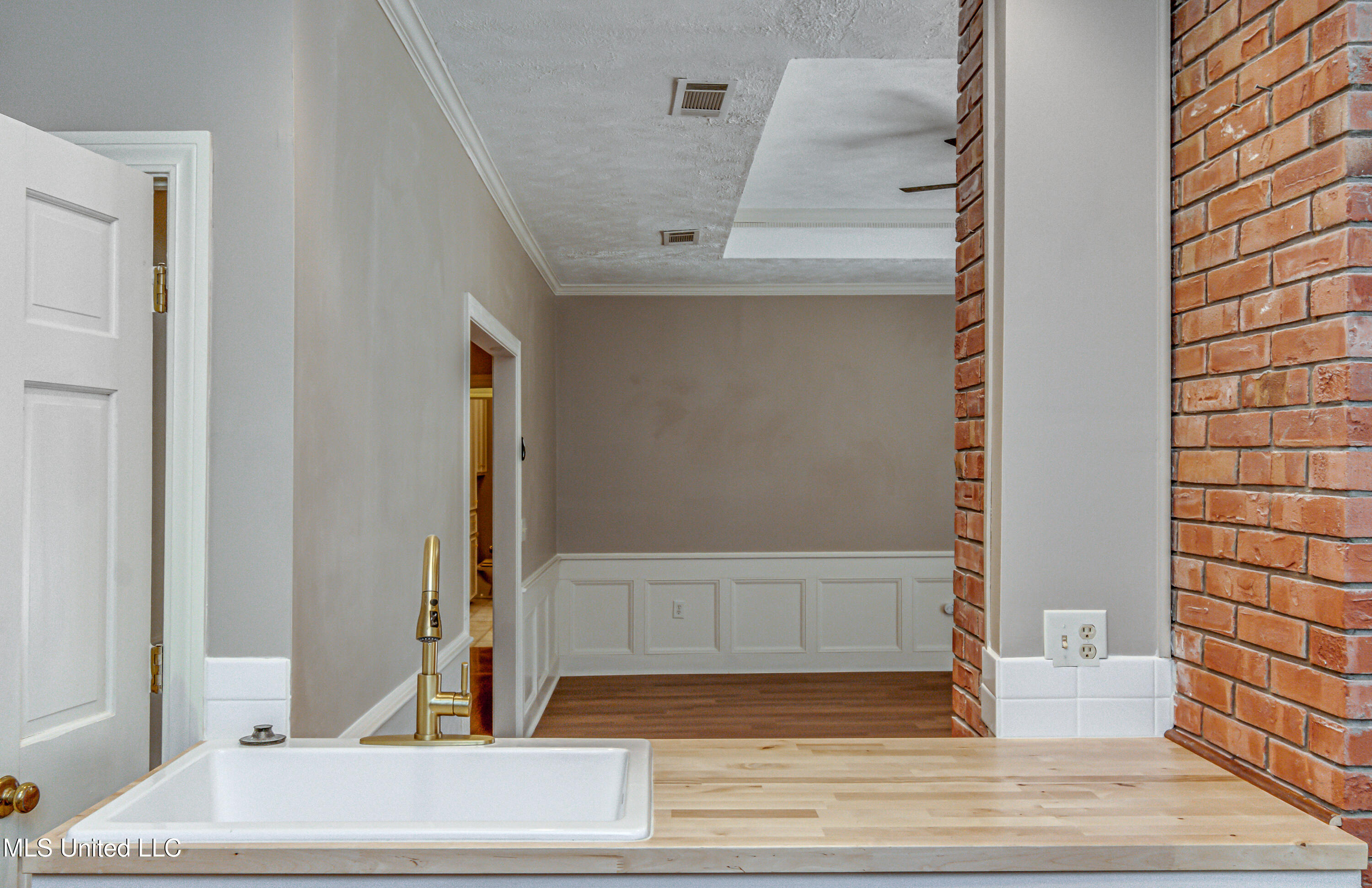 560 Dixton Drive Property Photo 16