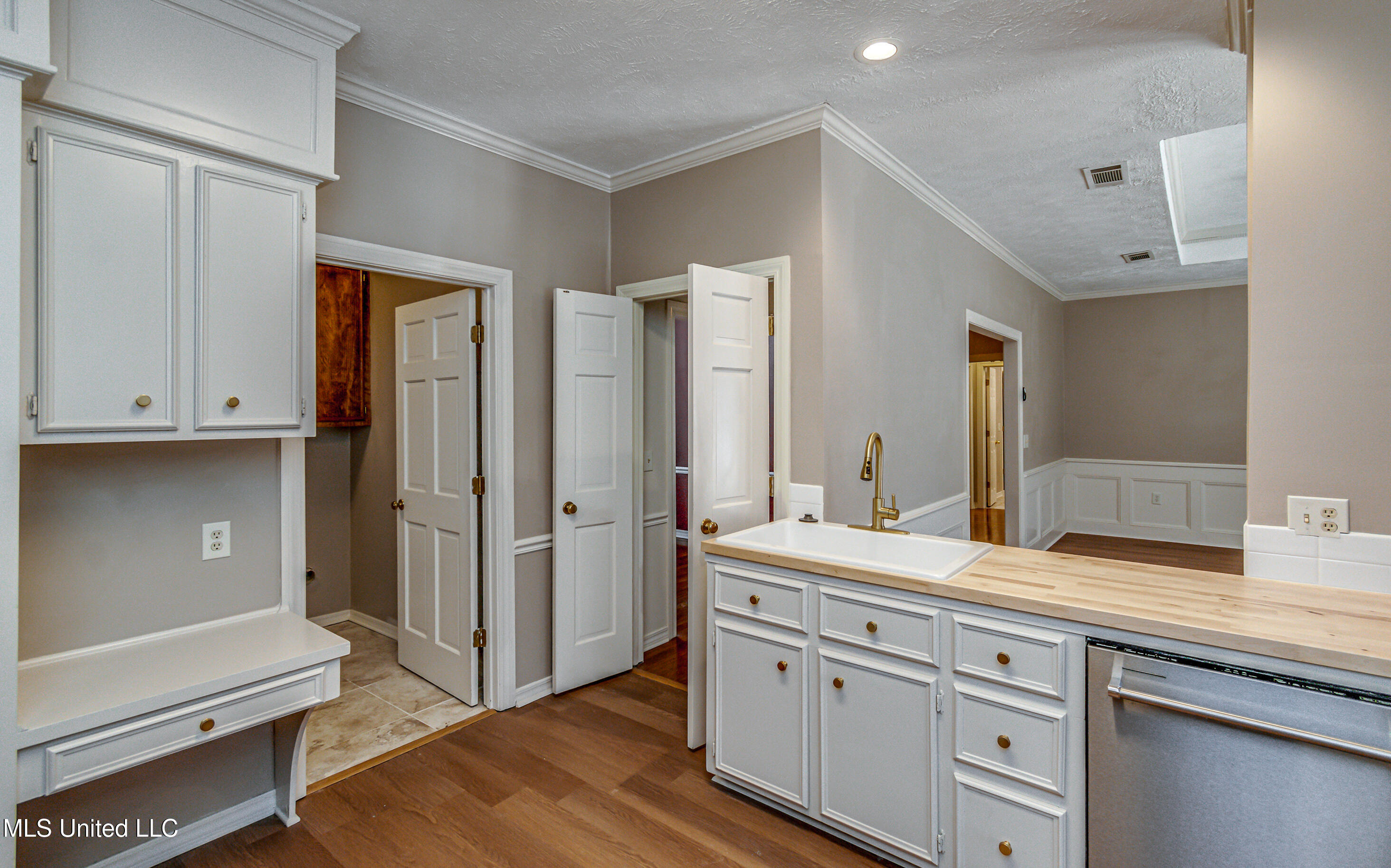 560 Dixton Drive Property Photo 19