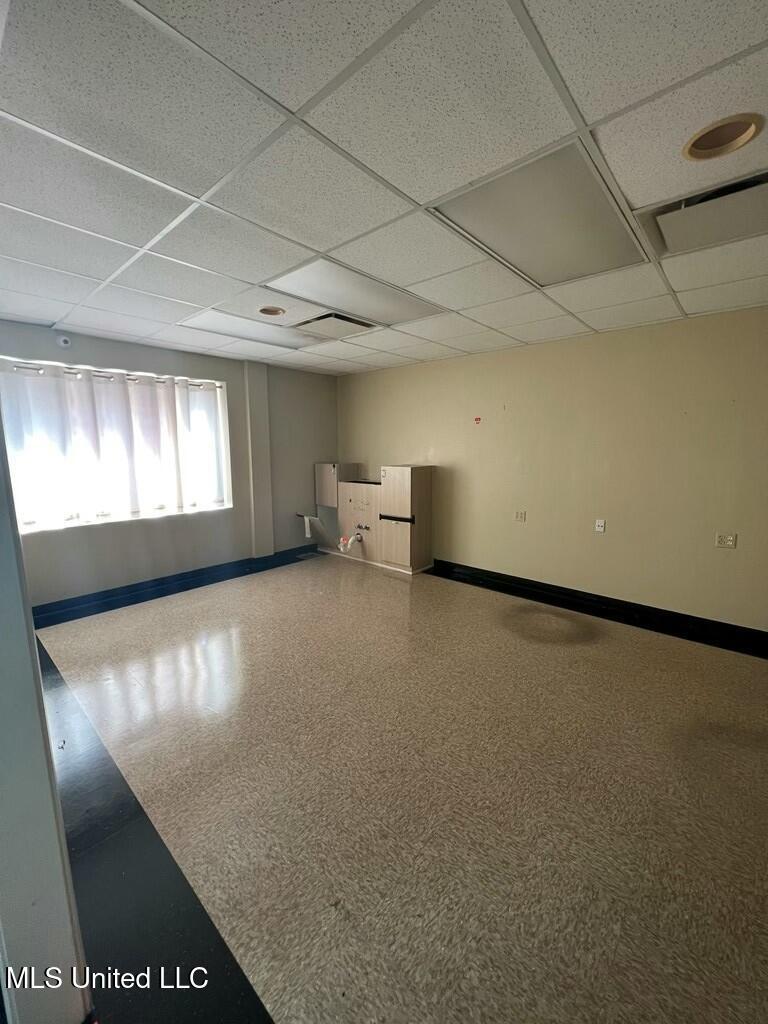 151 E Franklin Street Property Photo 4