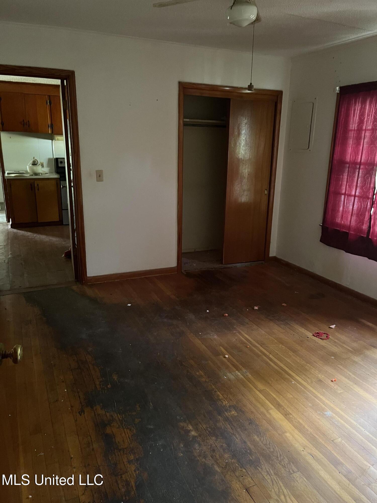 517 W Washington Street Property Photo 8