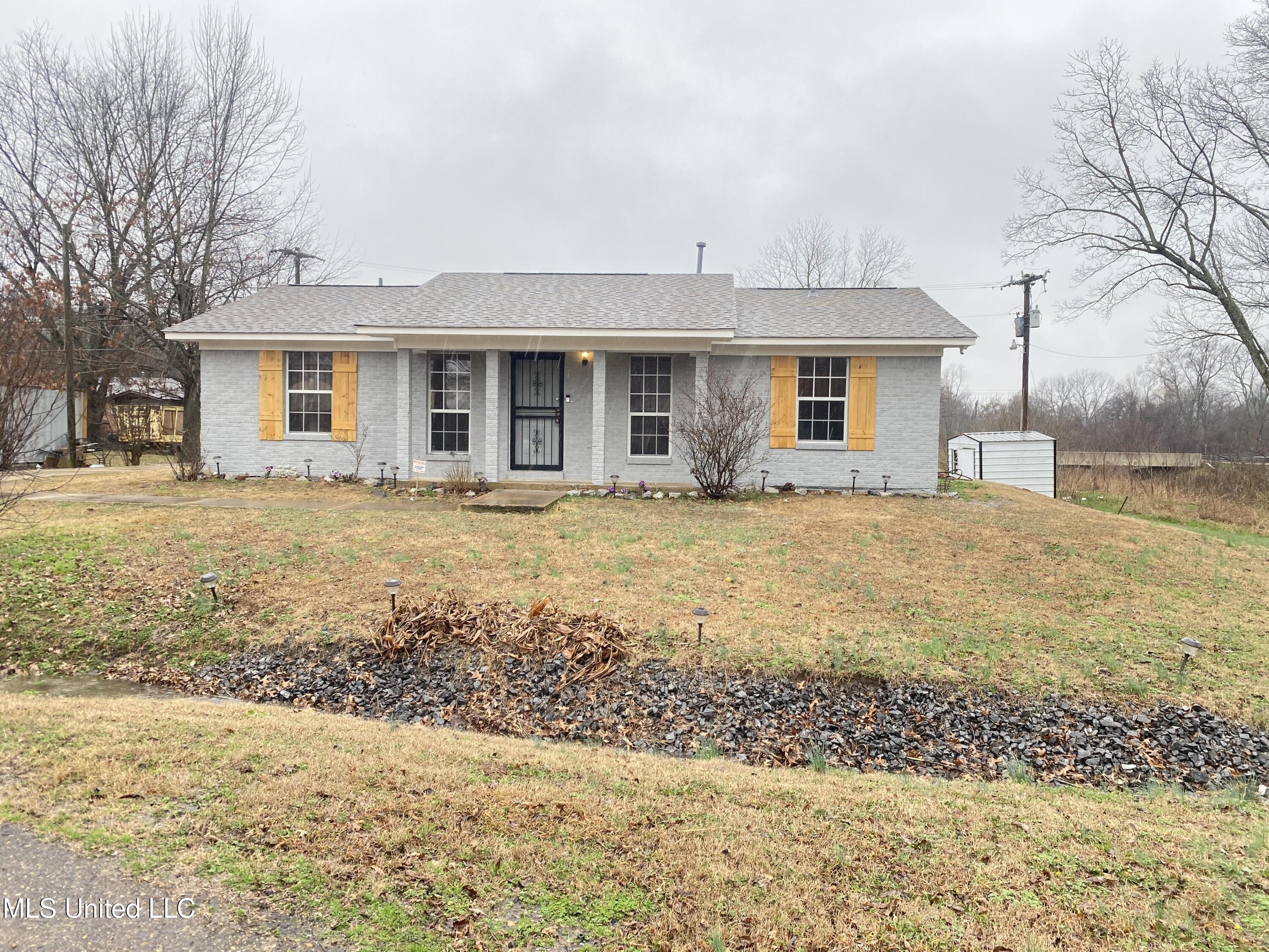 1195 Oak Drive Property Photo 1