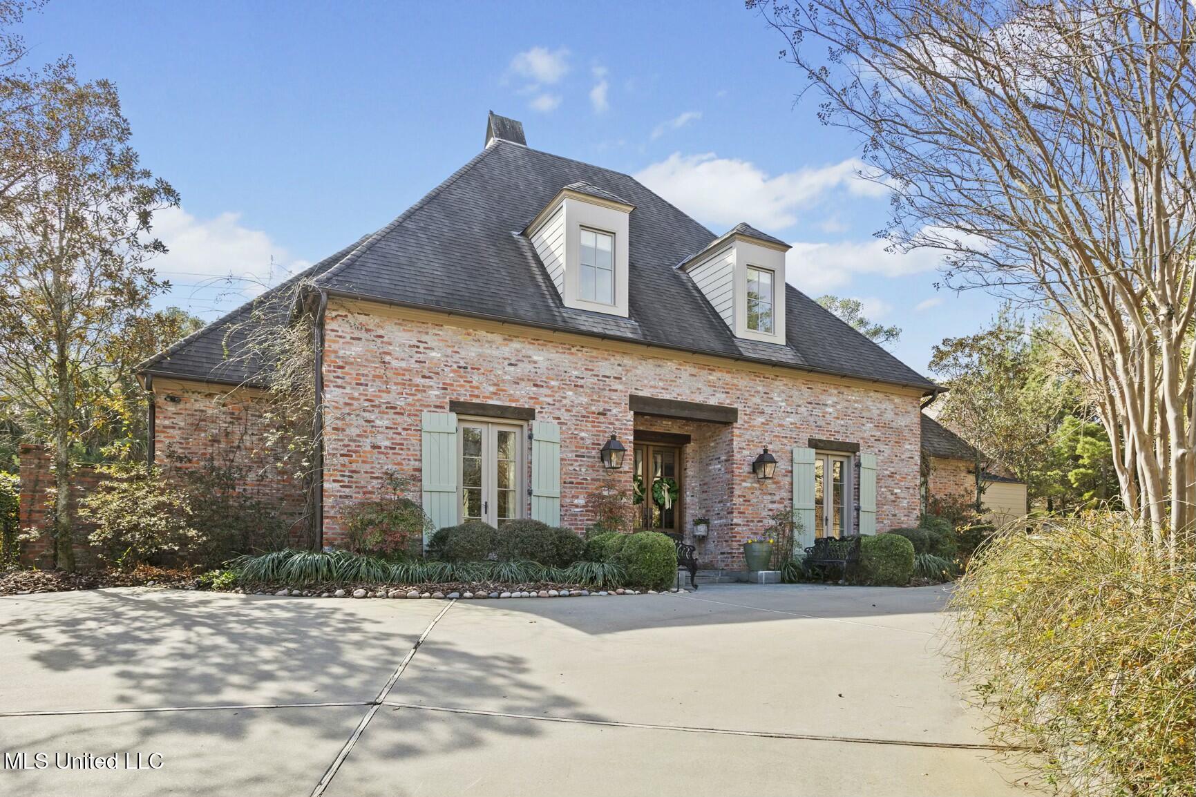 5 Pecan Tree Place Property Photo 1