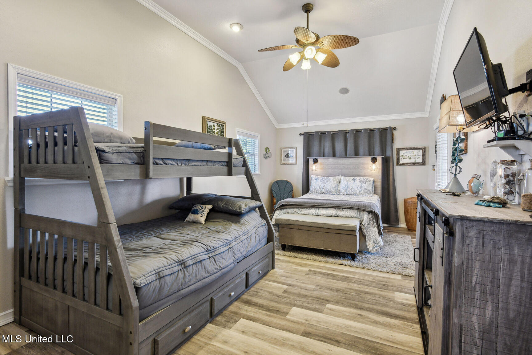 10000 New York Street Property Photo 7