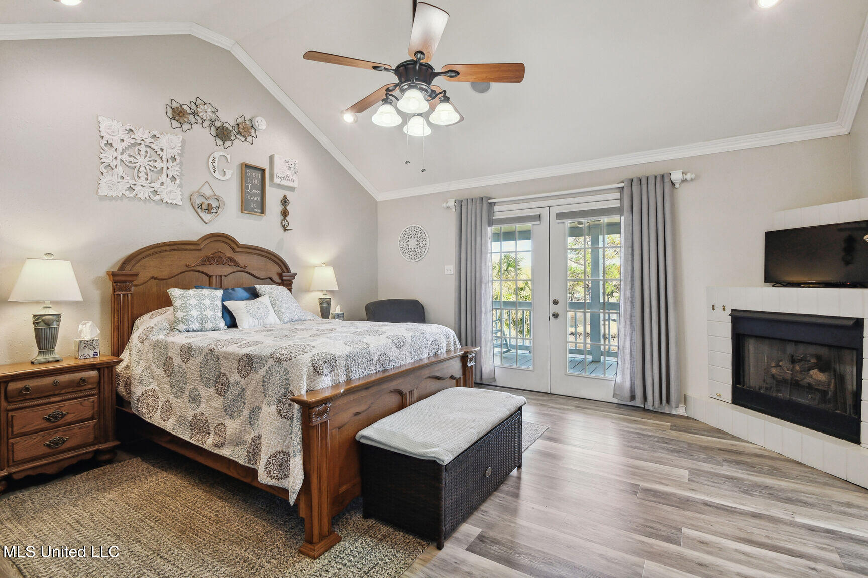 10000 New York Street Property Photo 10