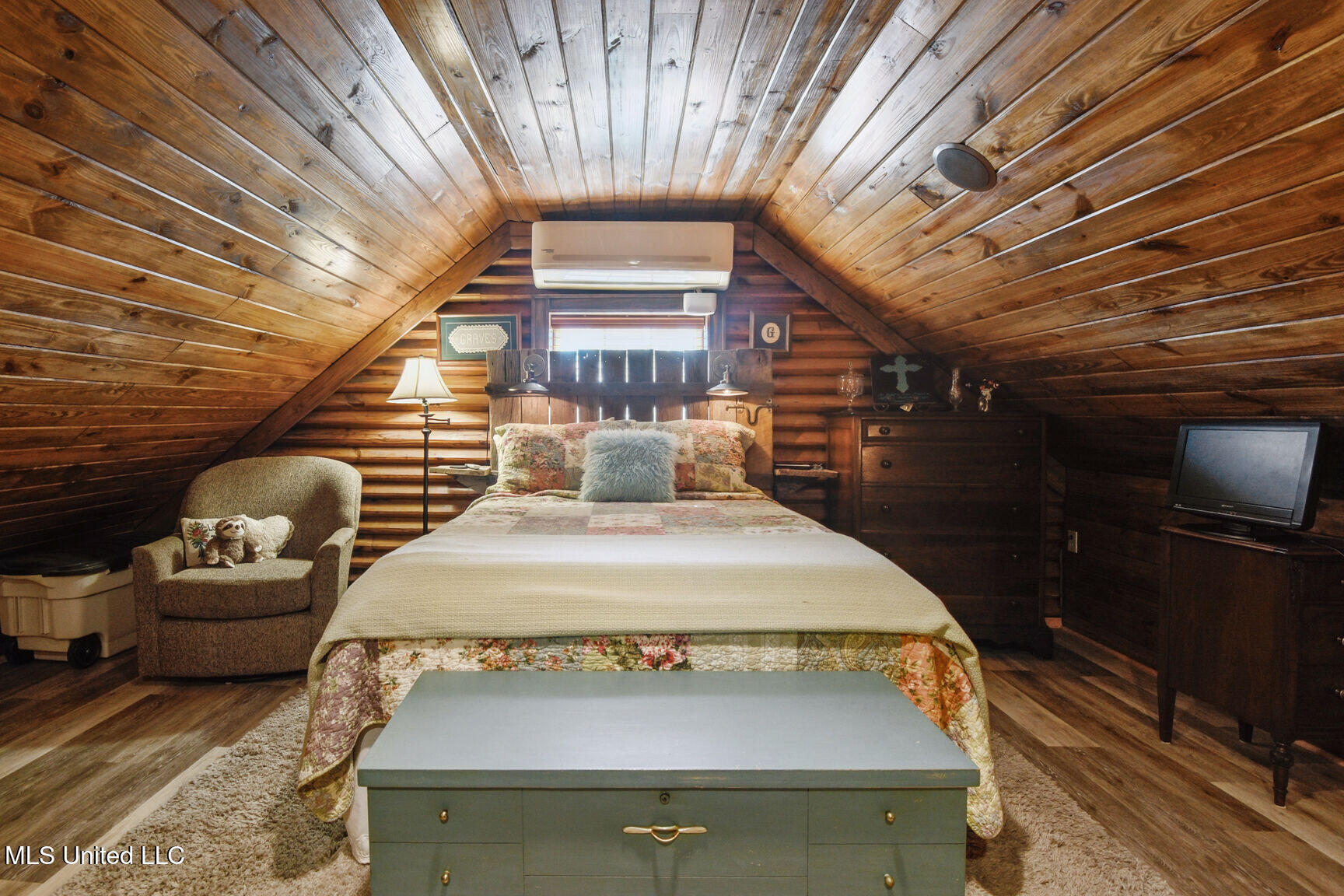 10000 New York Street Property Photo 13