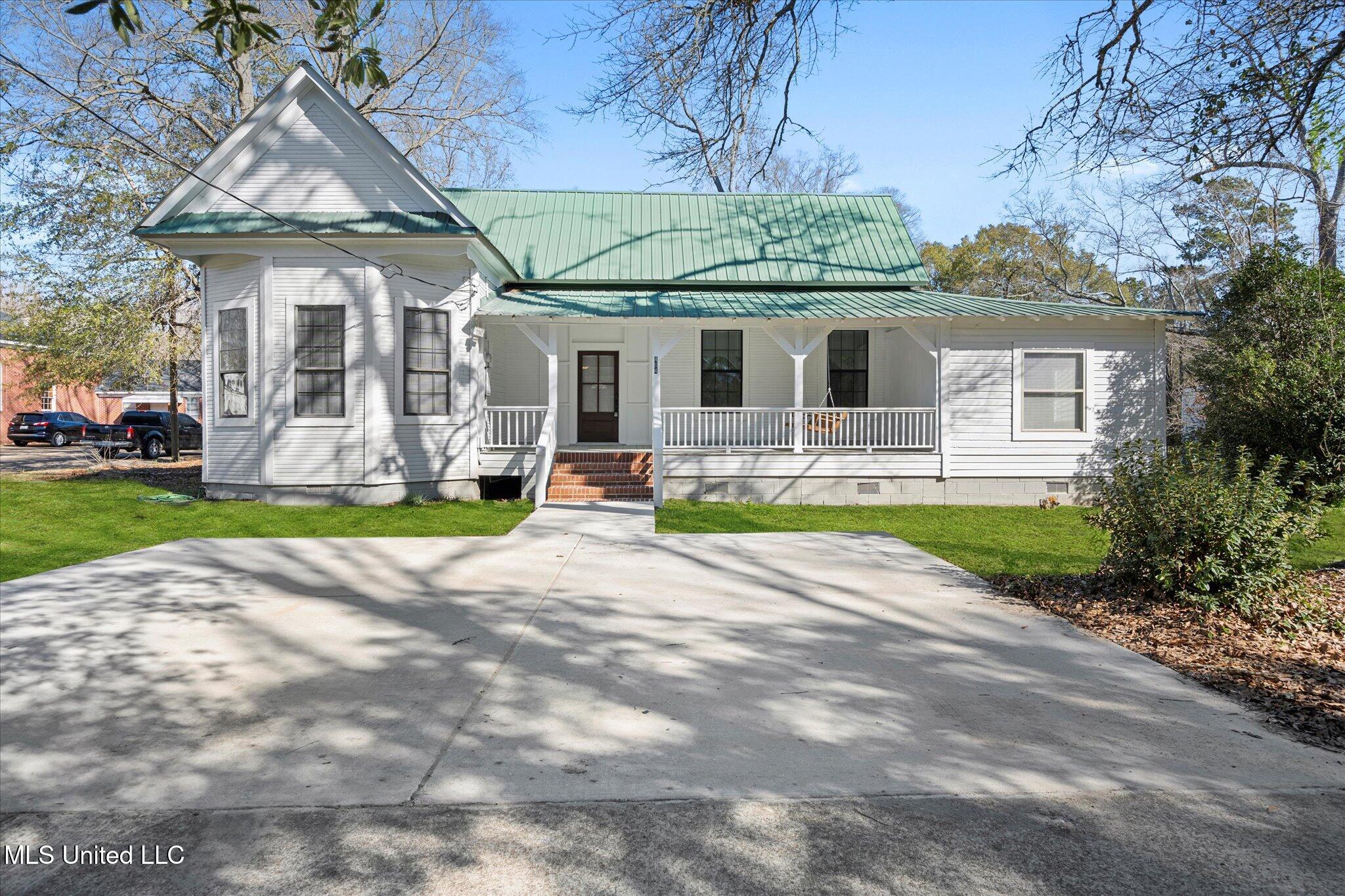 404 1st Street Property Photo