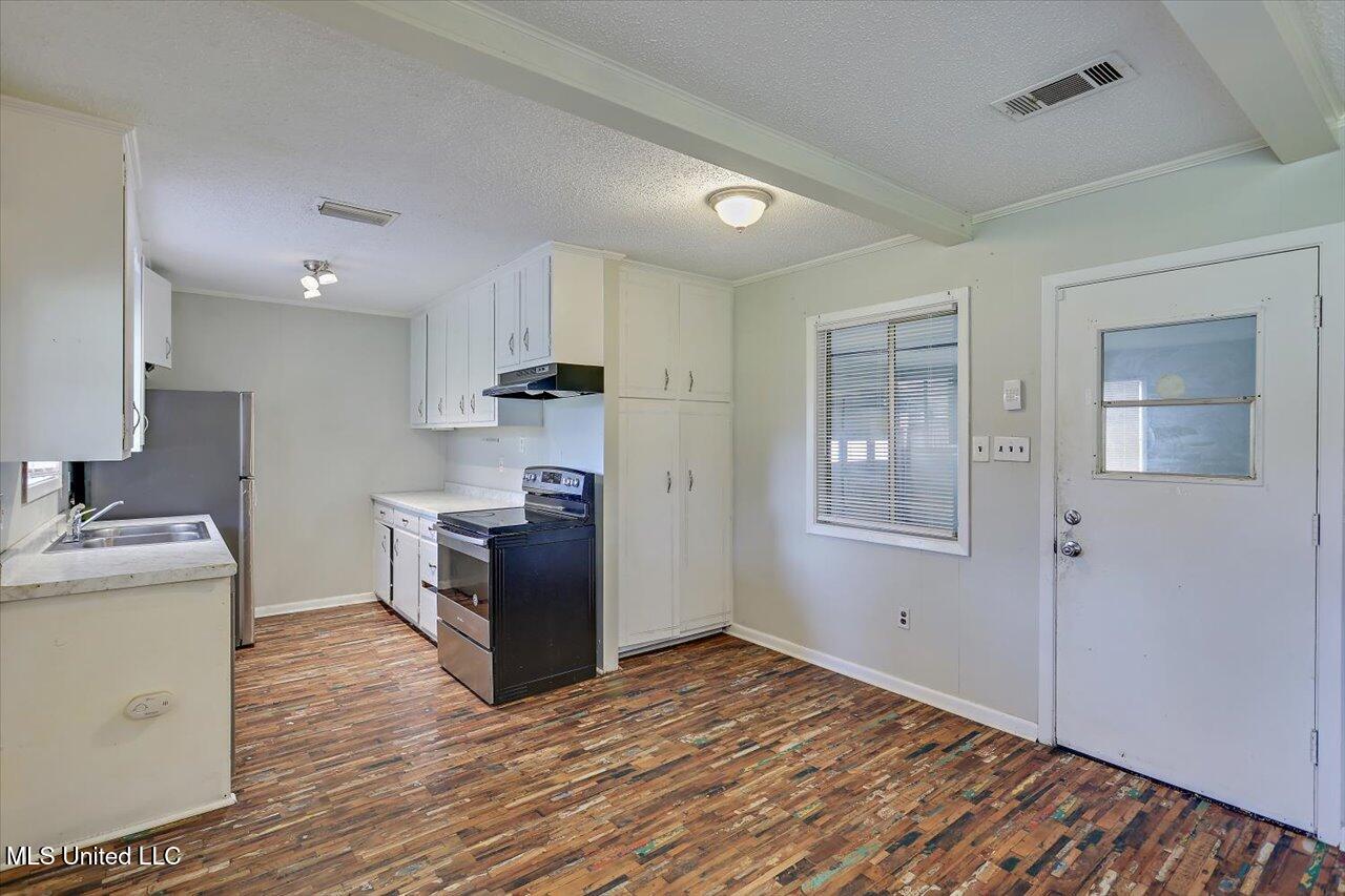 126 Mayfair Drive Property Photo 5