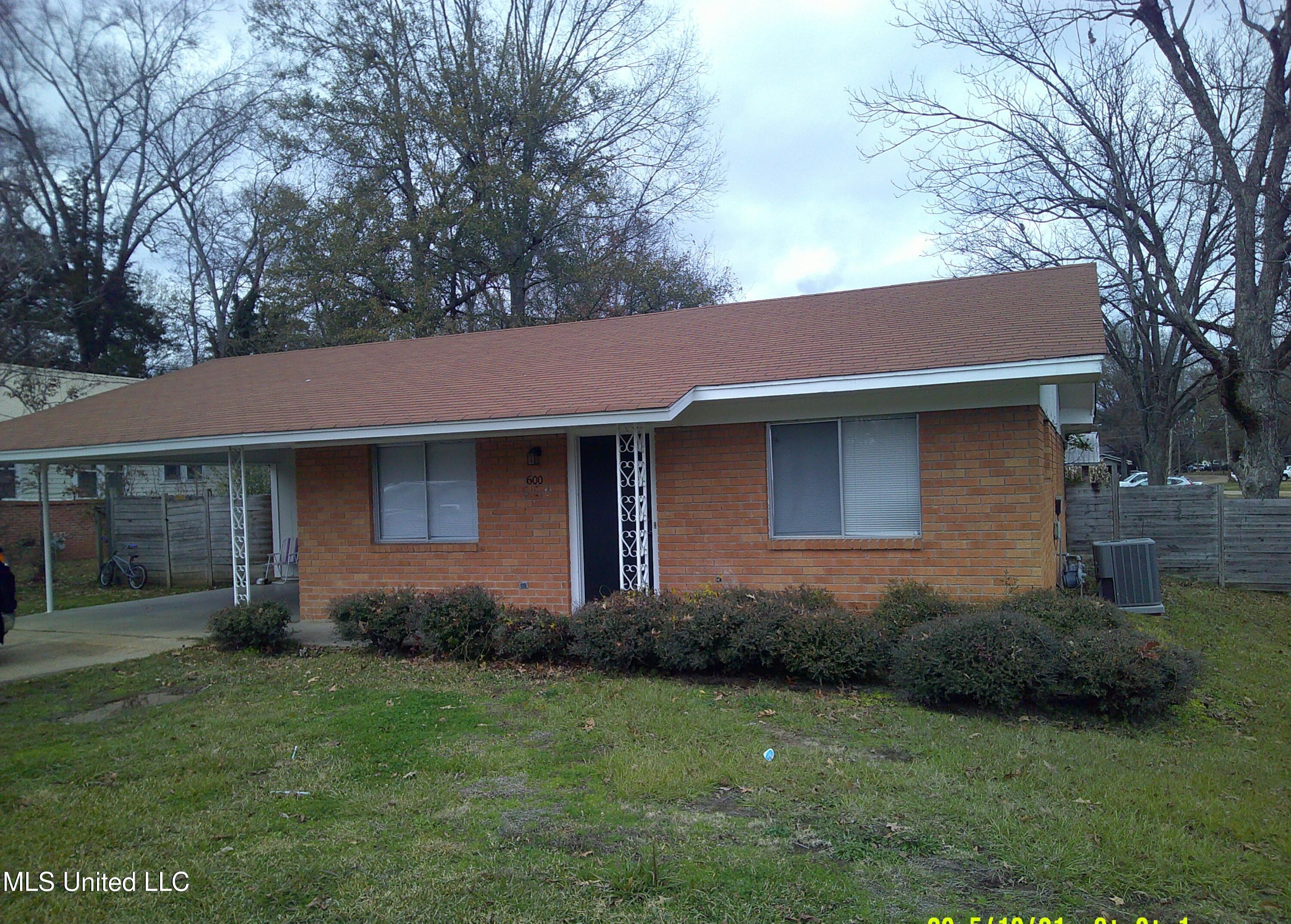 600 W College Street Property Photo