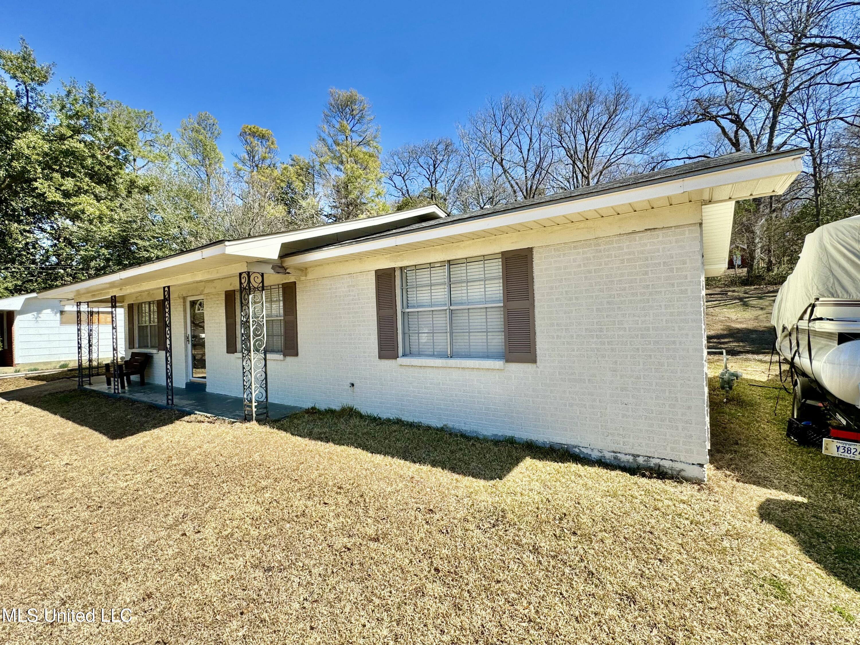 1846 Woodlawn Ave Avenue Property Photo 2