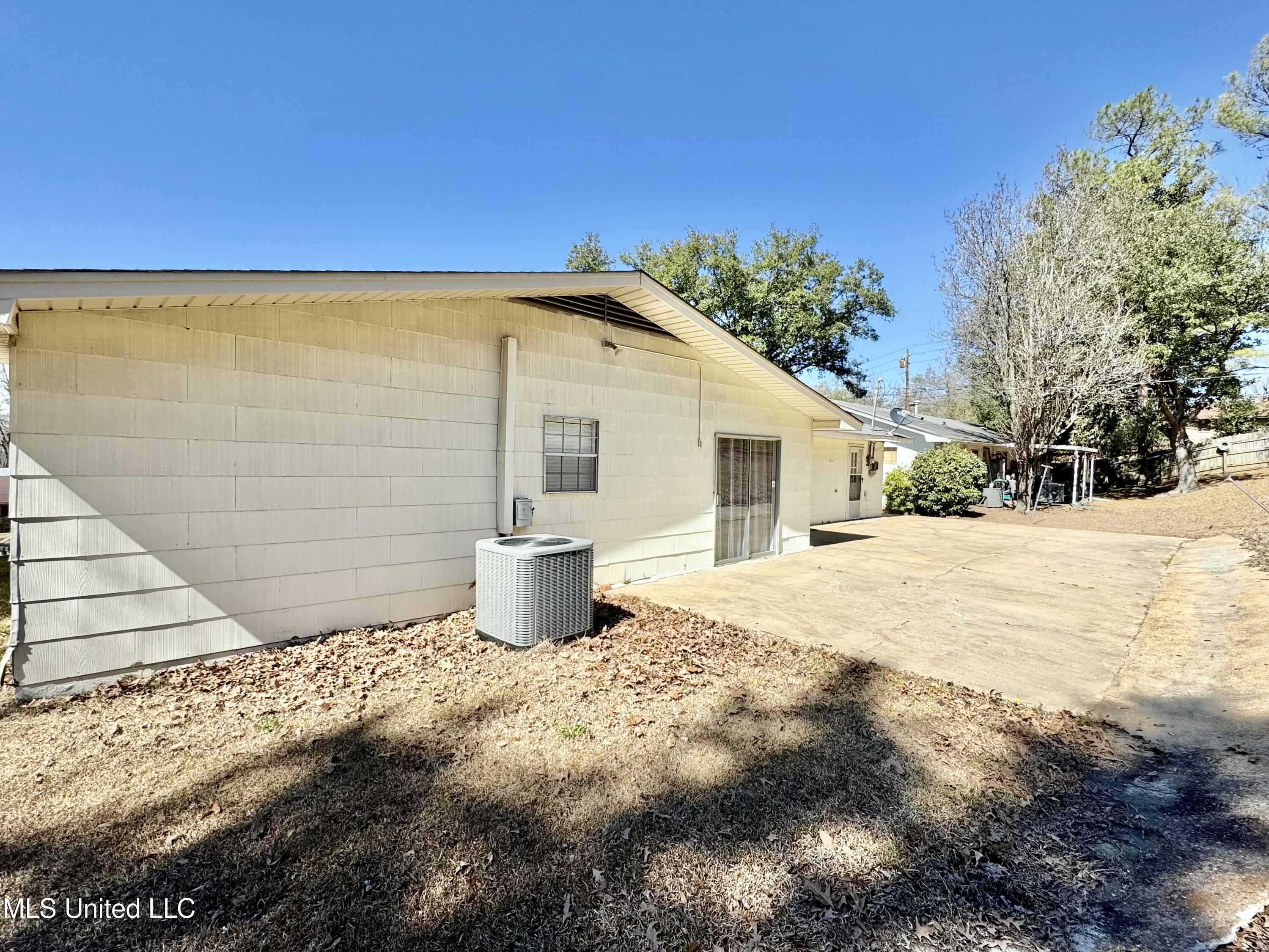 1846 Woodlawn Ave Avenue Property Photo 5