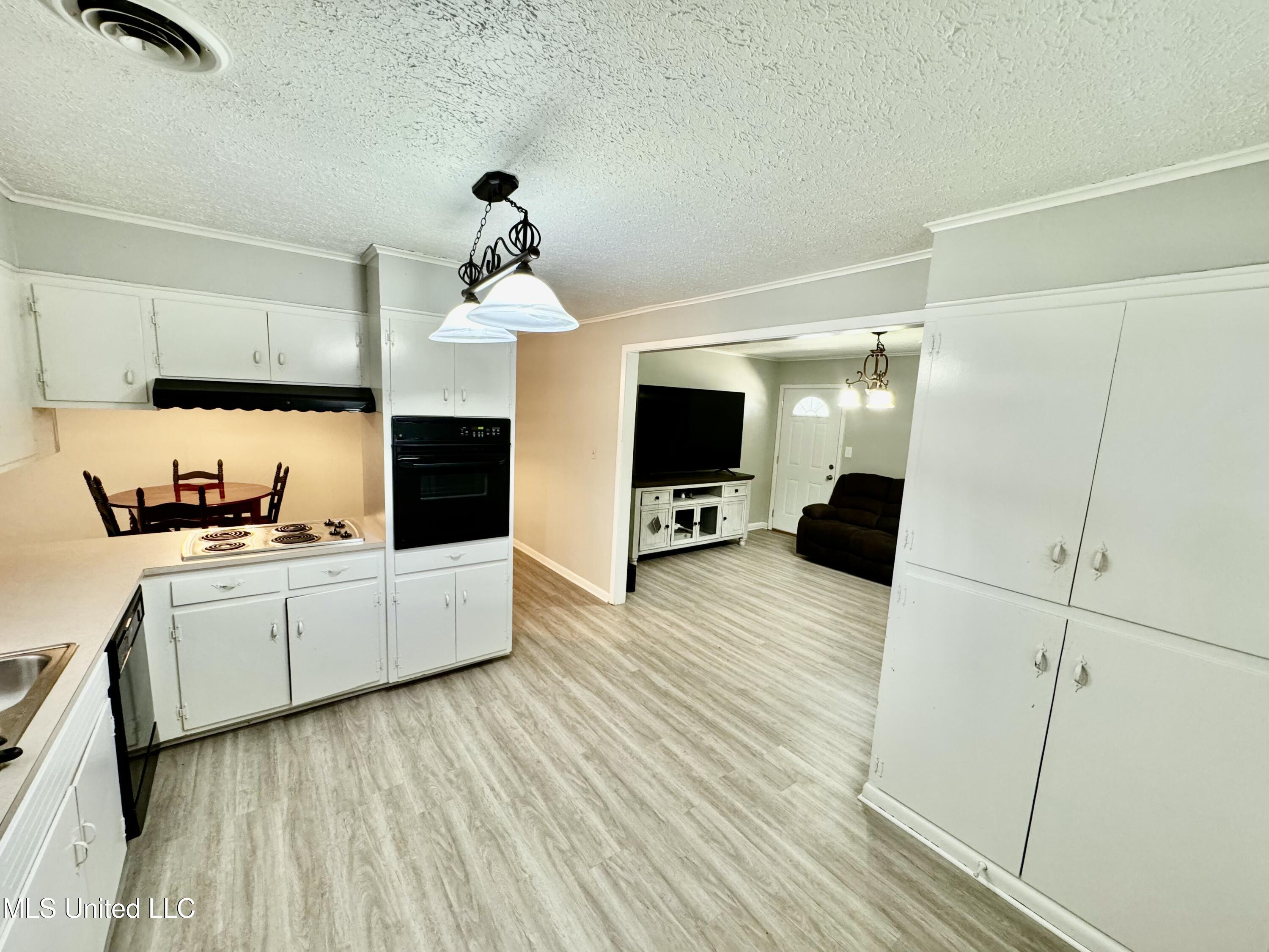 1846 Woodlawn Ave Avenue Property Photo 6