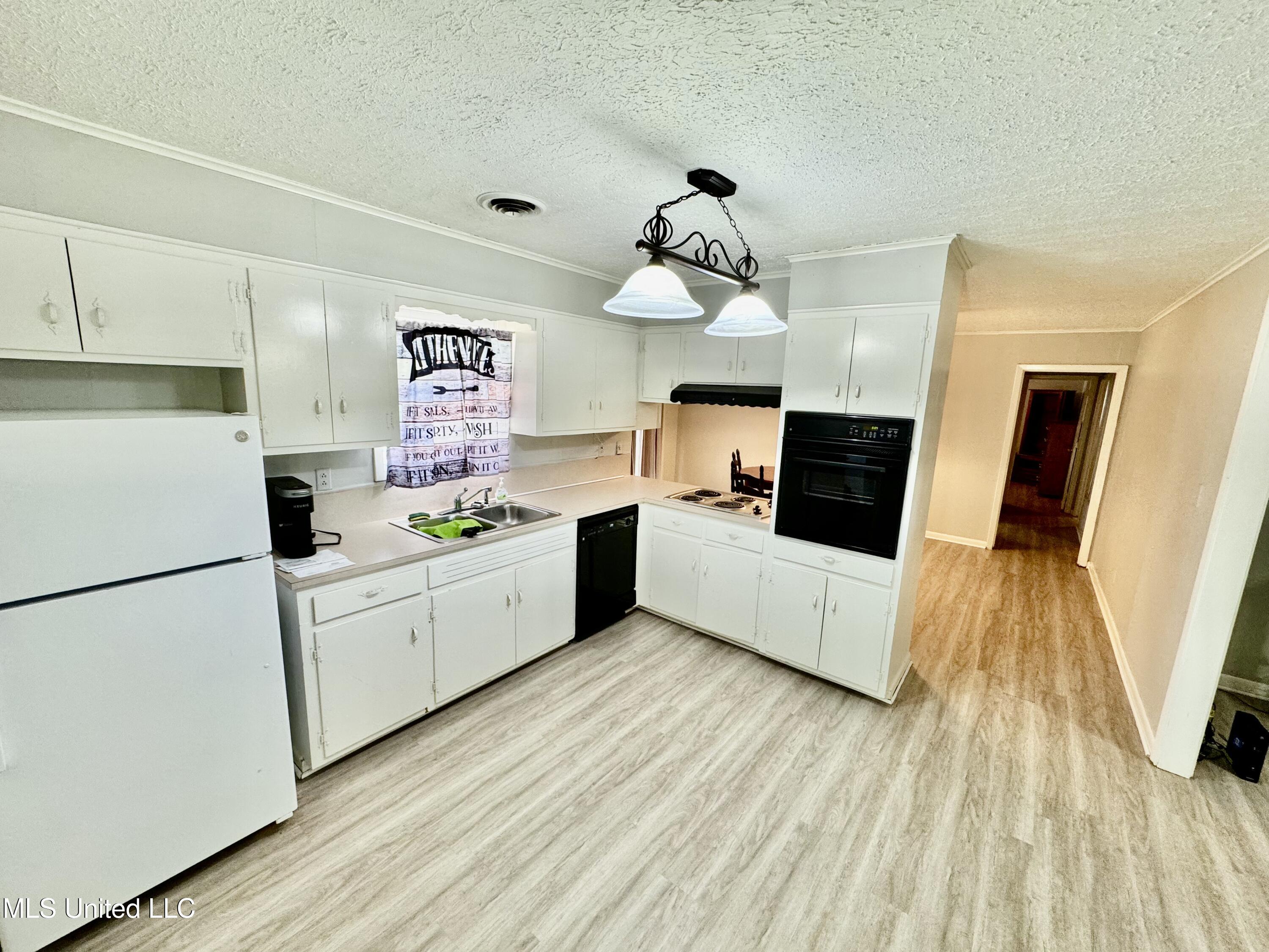 1846 Woodlawn Ave Avenue Property Photo 7