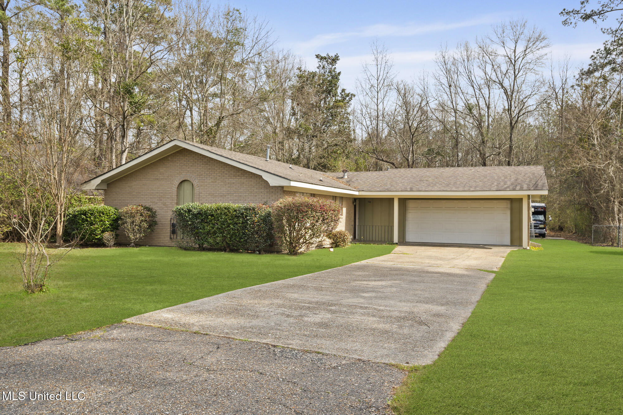 108 River Oaks Drive Property Photo 1