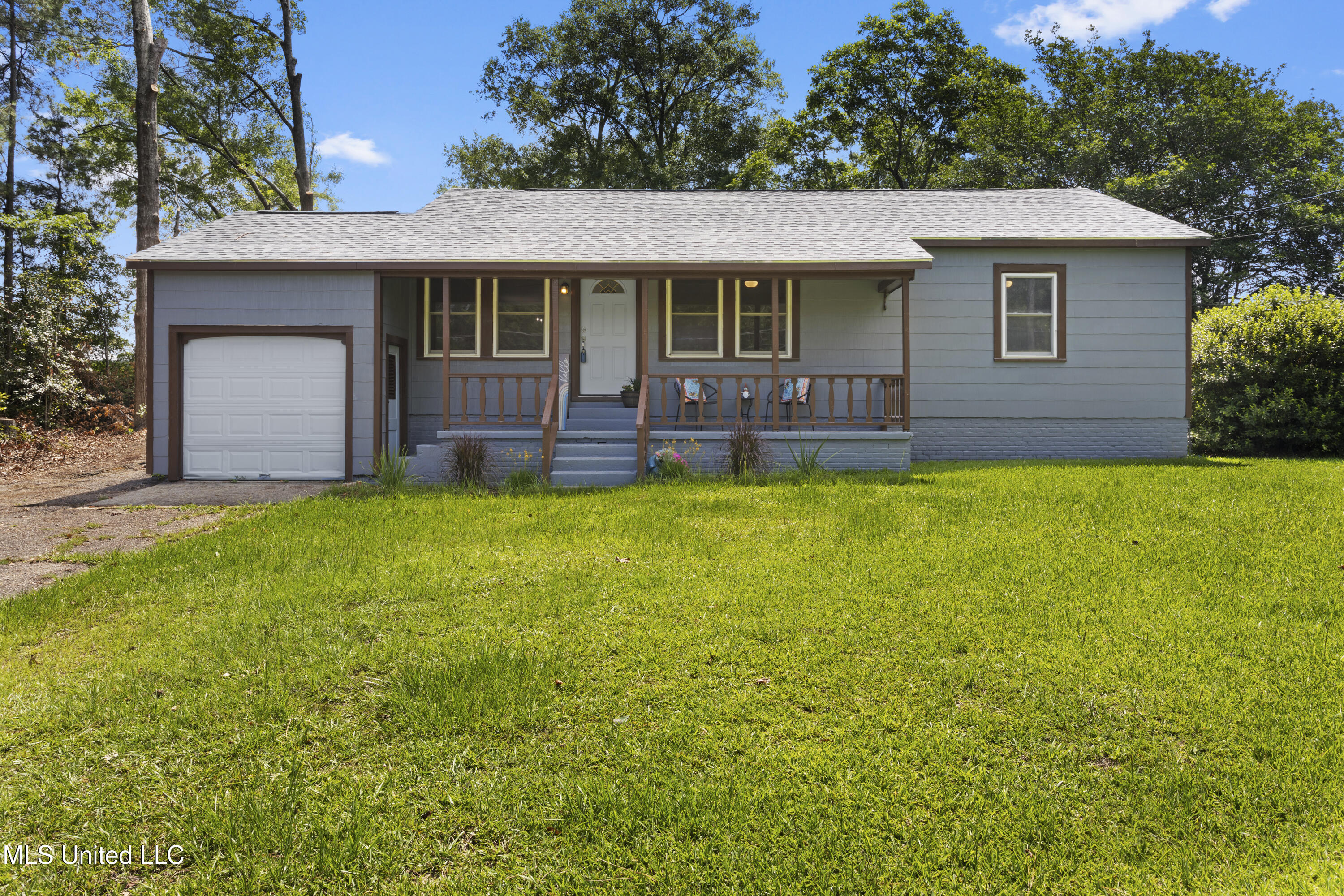 221 N Vardaman Street Property Photo 1