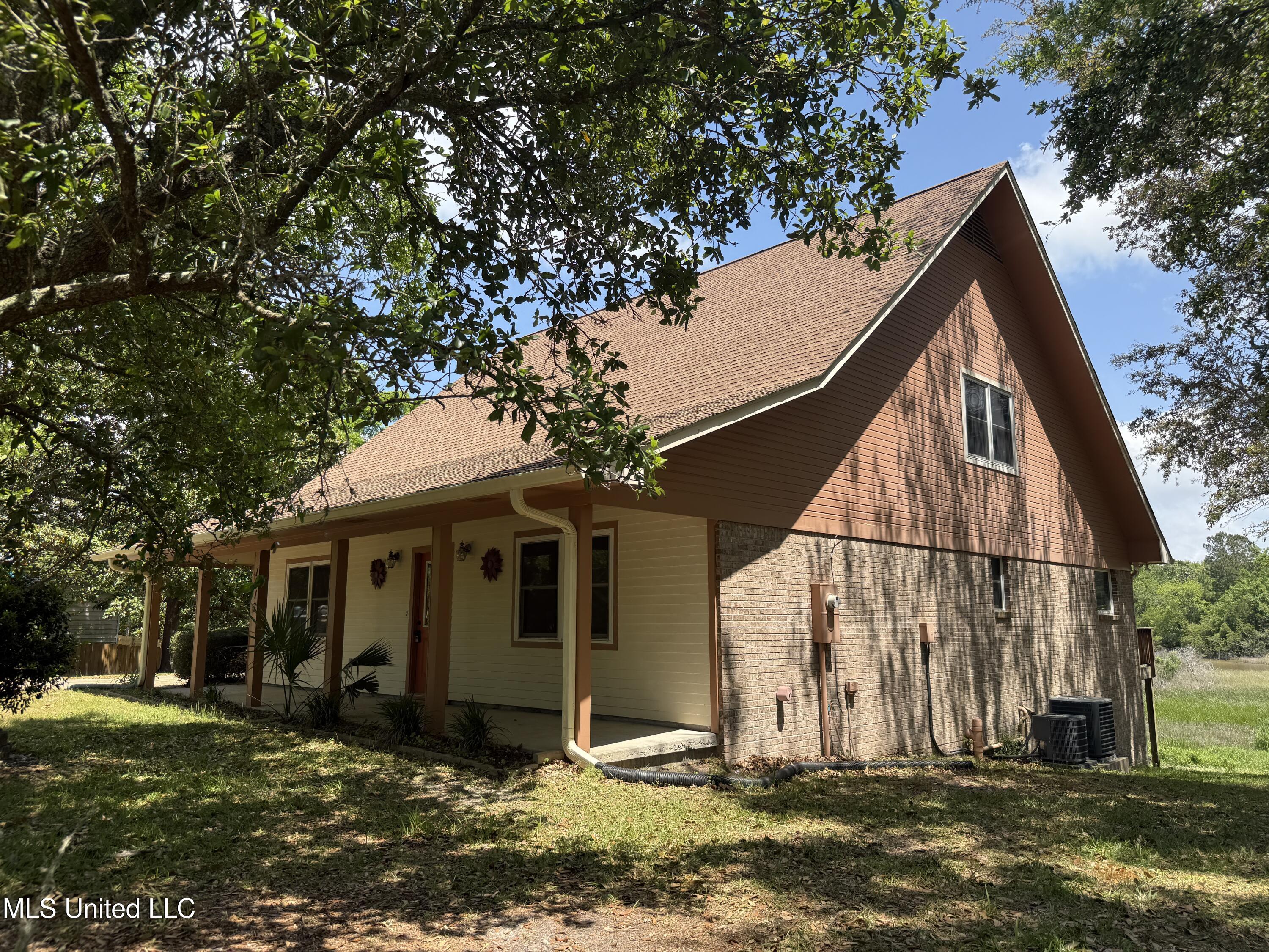 1517 Oak Leaf Circle Property Photo 1