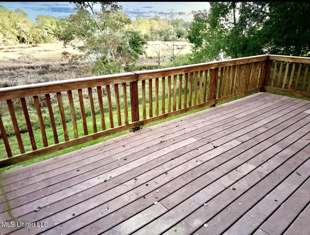 1517 Oak Leaf Circle Property Photo 4