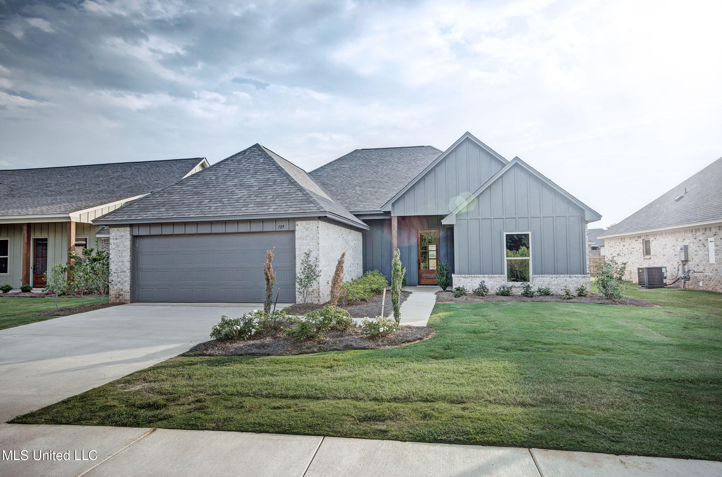 109 Southern Oak Way Property Photo 2