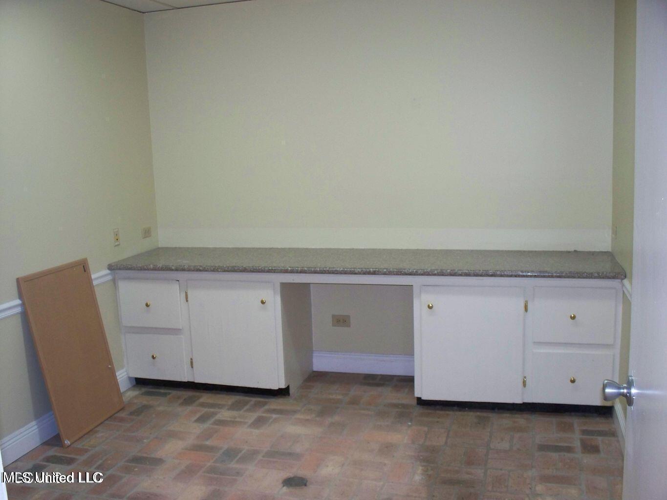 963 Division Street Property Photo 25