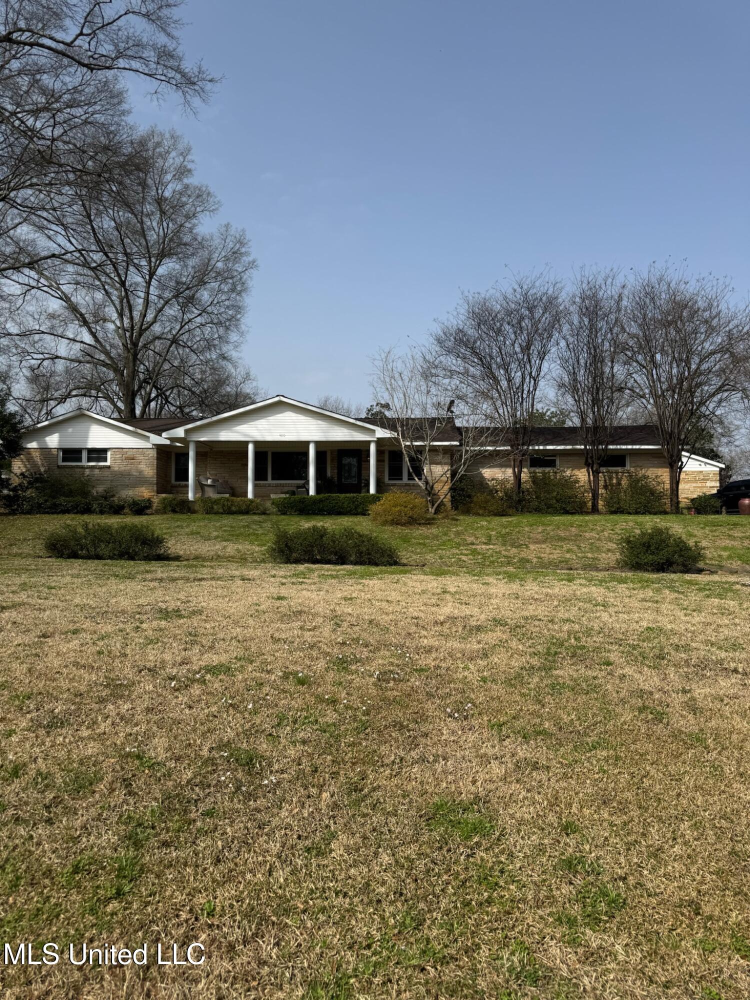 400 Oak Drive Property Photo 1