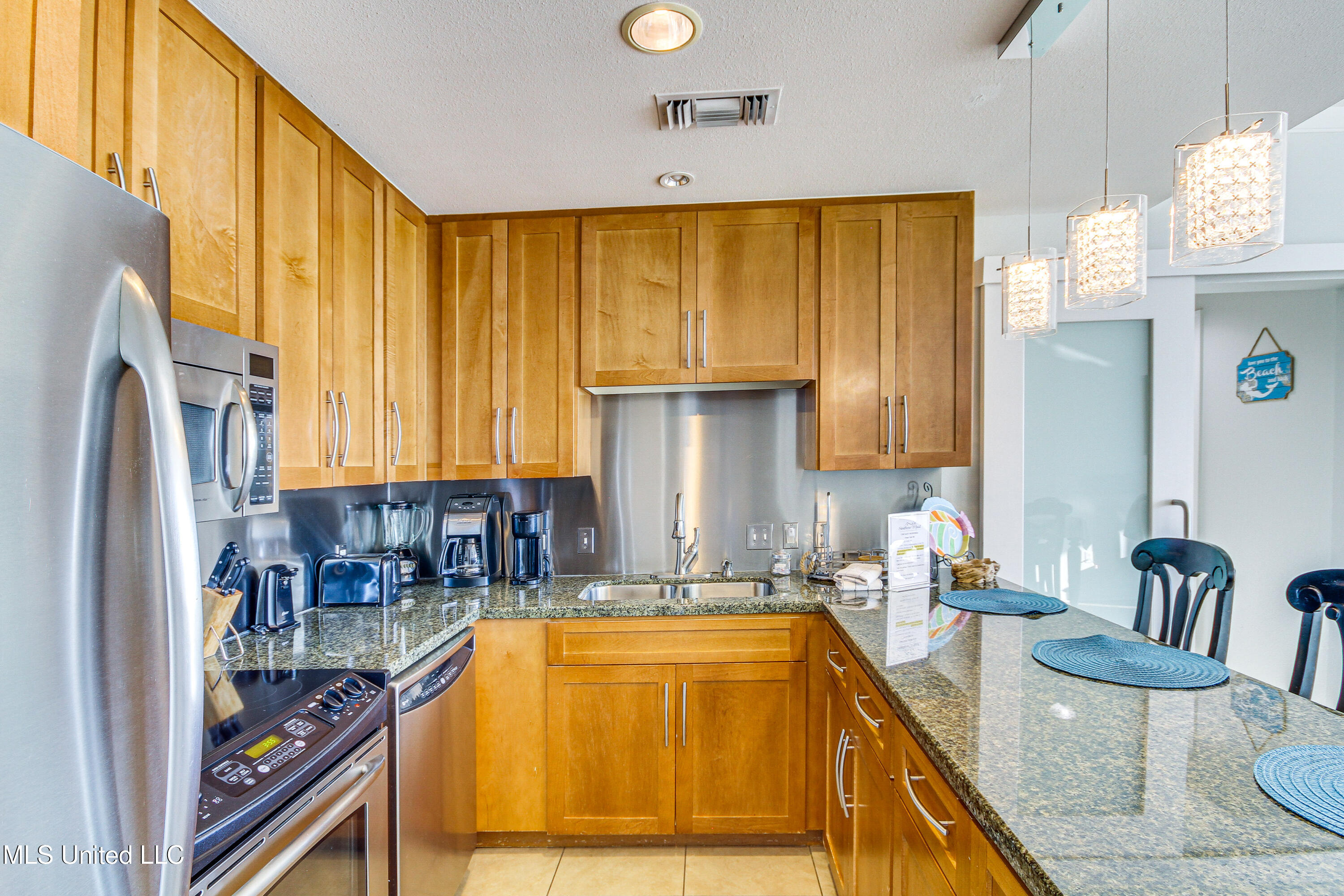 2060 Beach Boulevard Property Photo 14