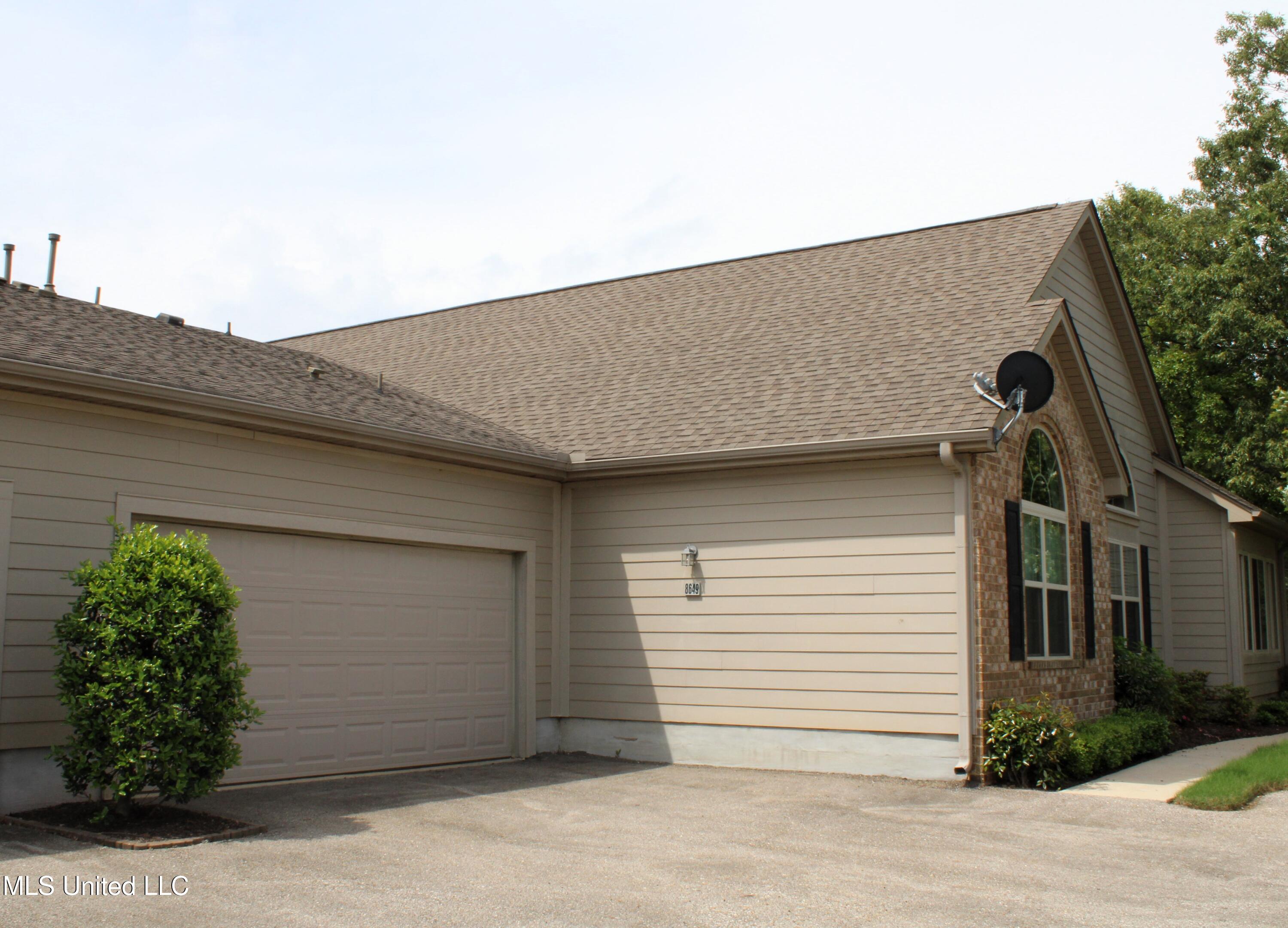 8649 Parkview Oaks Circle Property Photo 2