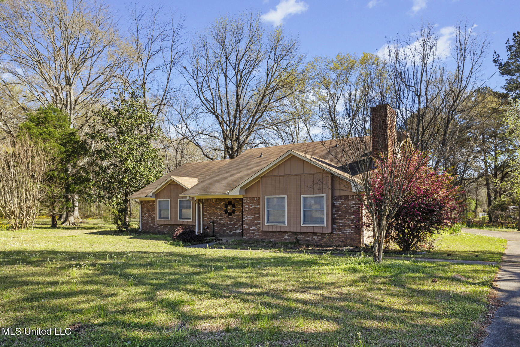 1054 Westbury Square Property Photo 1