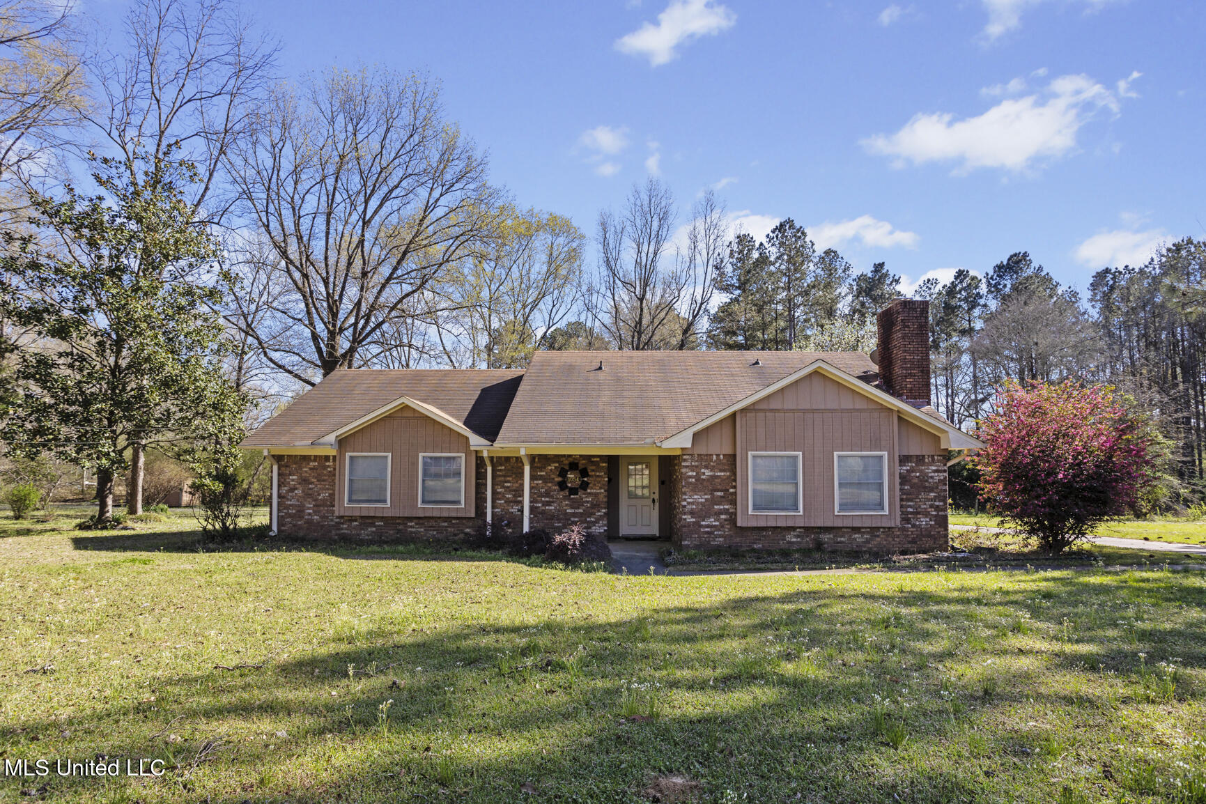 1054 Westbury Square Property Photo 3