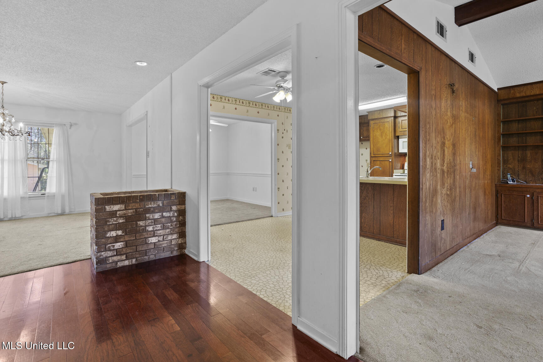 1054 Westbury Square Property Photo 4