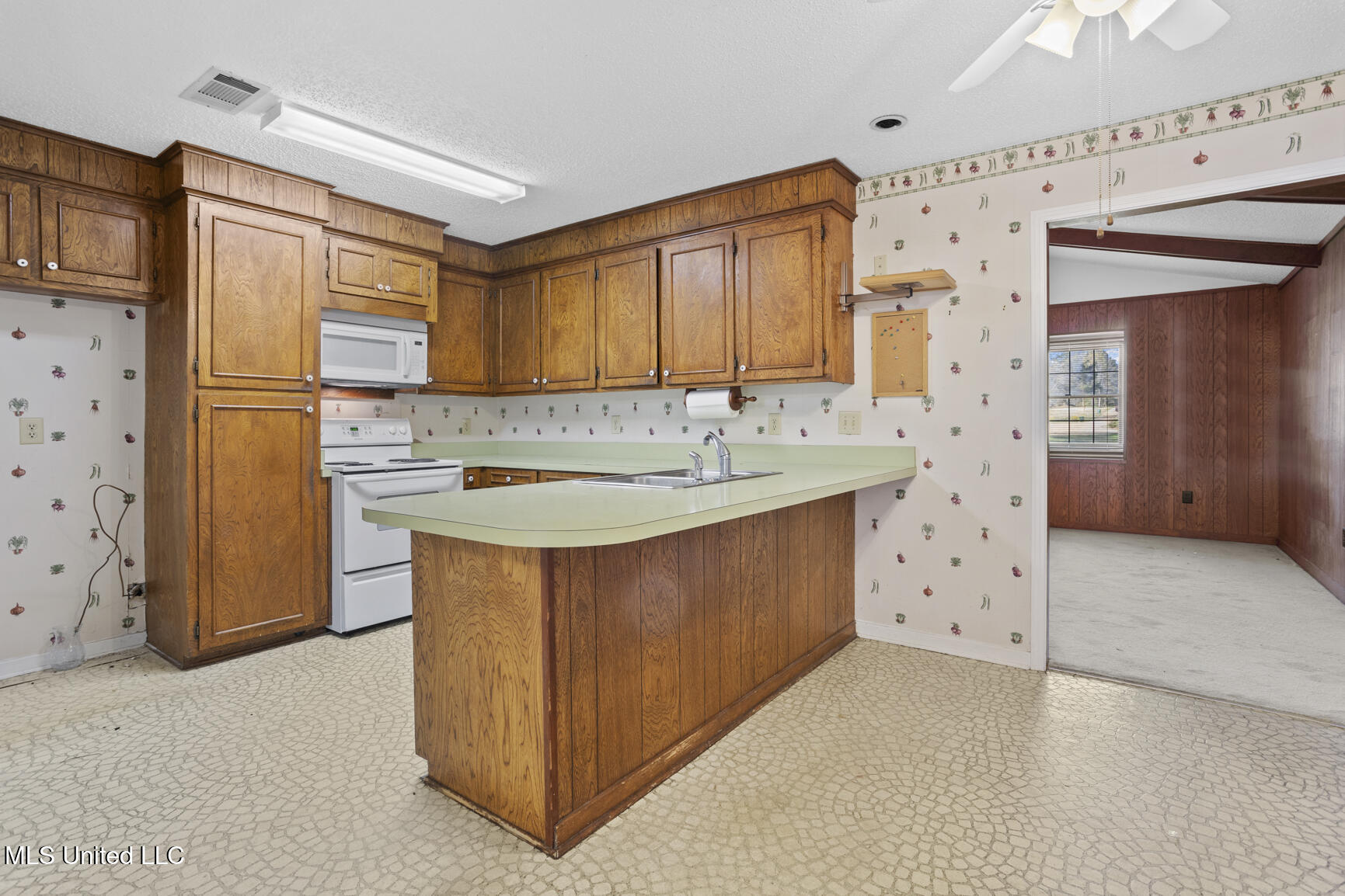 1054 Westbury Square Property Photo 5