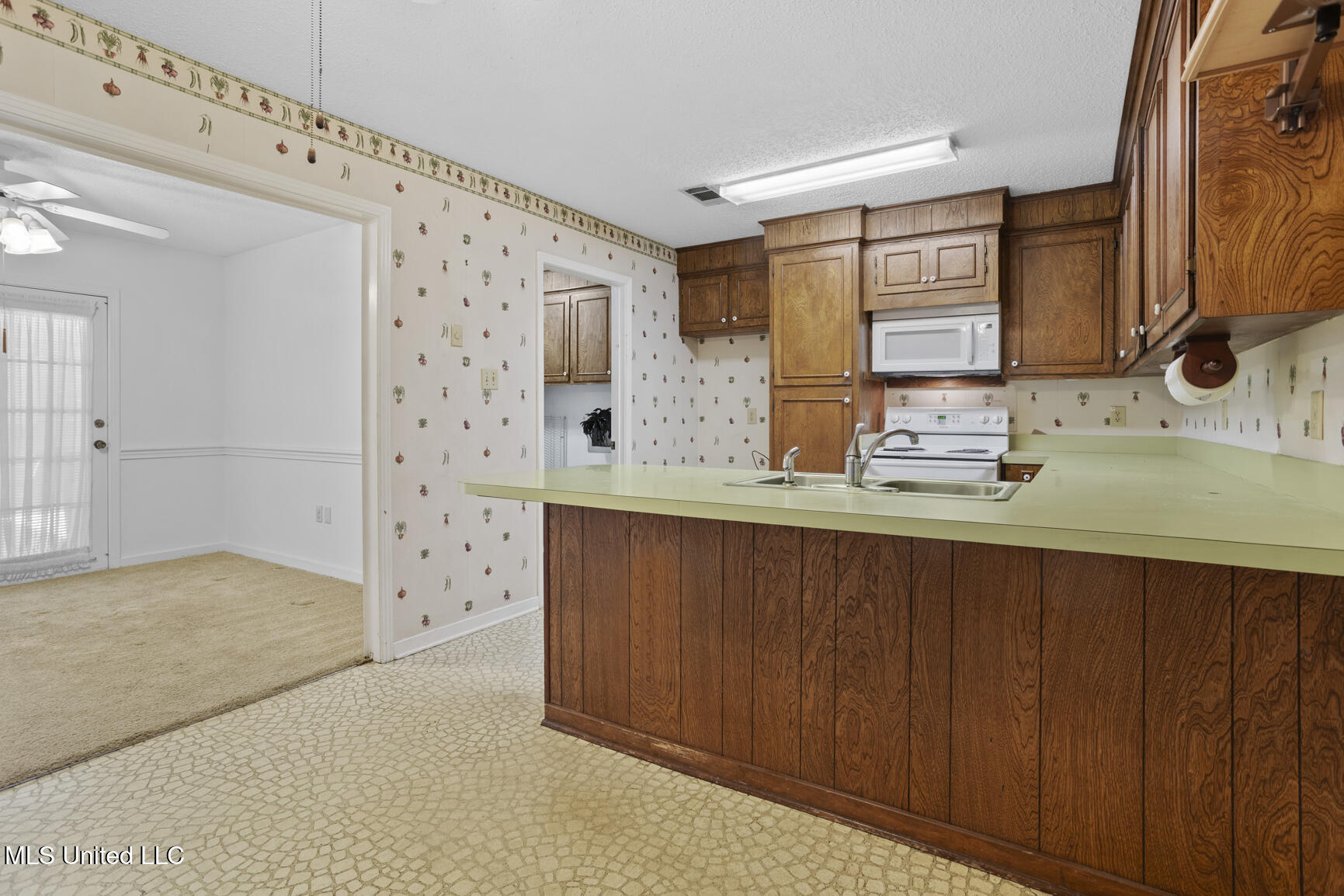 1054 Westbury Square Property Photo 8