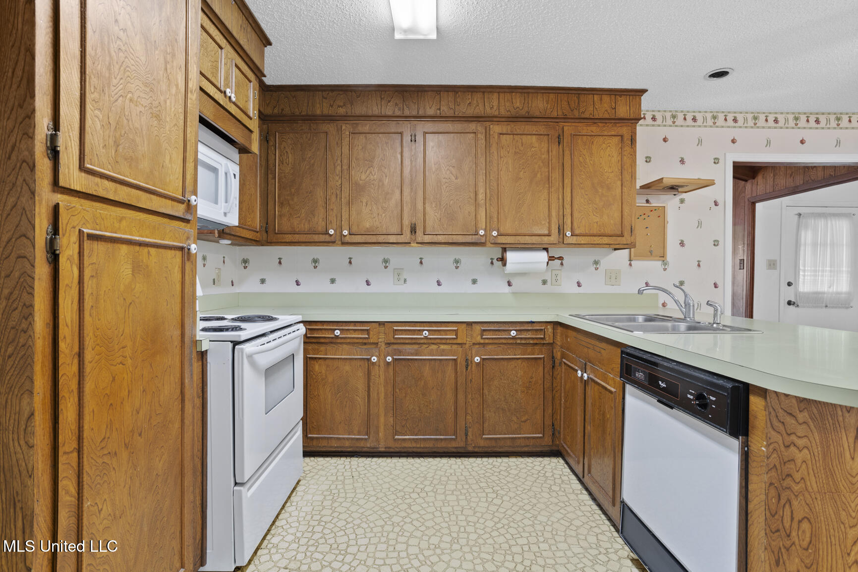 1054 Westbury Square Property Photo 9